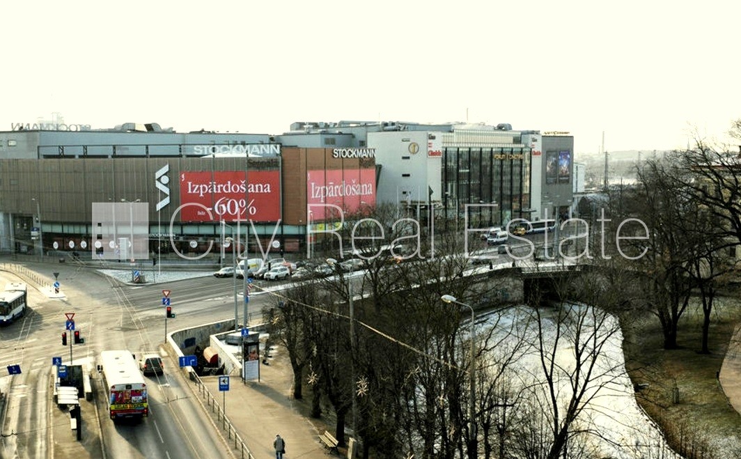 Sludinājumi. Fasādes māja, ieeja no ielas, kāpņu telpa pēc kosmētiskā remonta, logi vērsti mājas abās pusēs, Cena: 1150 EUR/mēn Foto #20