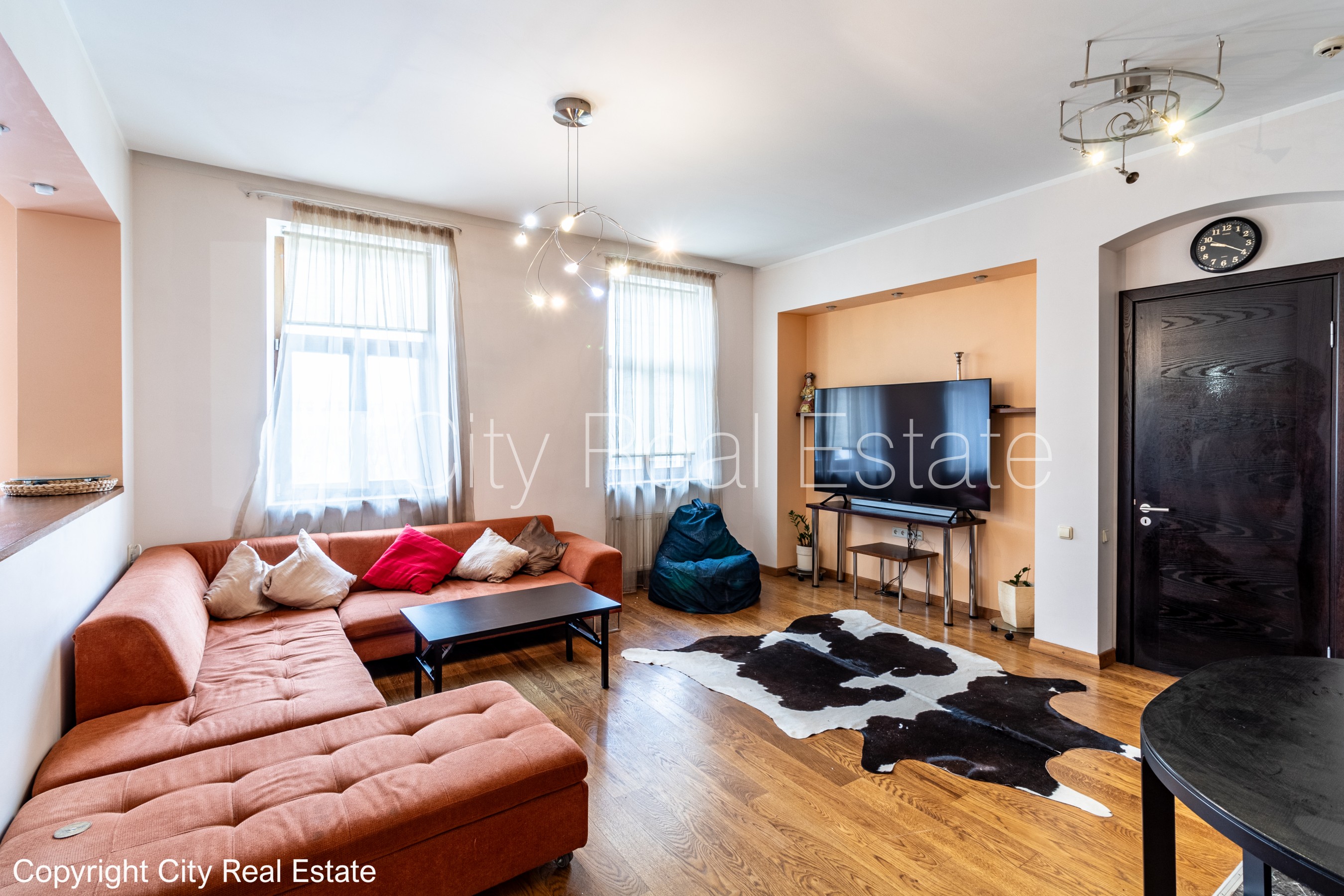 Sludinājumi. Fasādes māja, ieeja no ielas, kāpņu telpa pēc kosmētiskā remonta, logi vērsti mājas abās pusēs, Cena: 1150 EUR/mēn Foto #1
