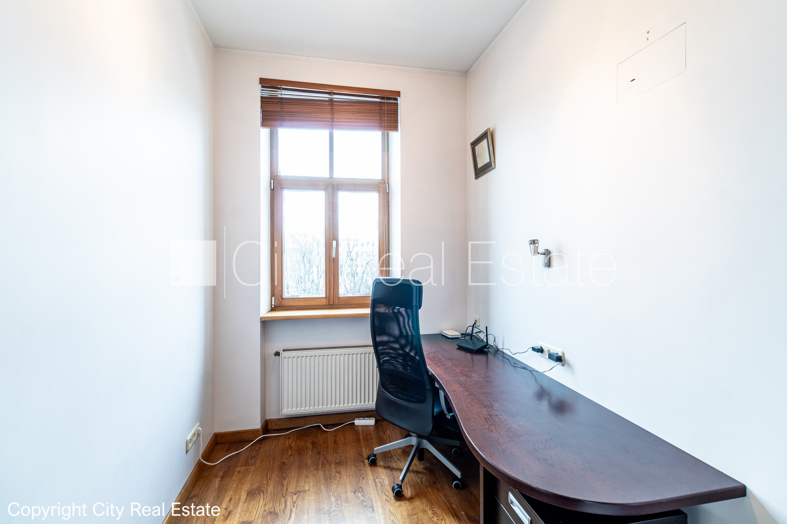 Sludinājumi. Fasādes māja, ieeja no ielas, kāpņu telpa pēc kosmētiskā remonta, logi vērsti mājas abās pusēs, Cena: 1150 EUR/mēn Foto #18