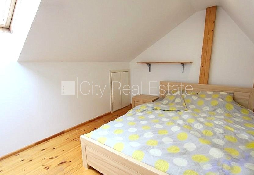 Объявление. Фасадный дом, вход с улицы, мансарда, сауна, смежно-изолированные комнаты, высокие потолки, газовое Цена: 199000 EUR Foto #17