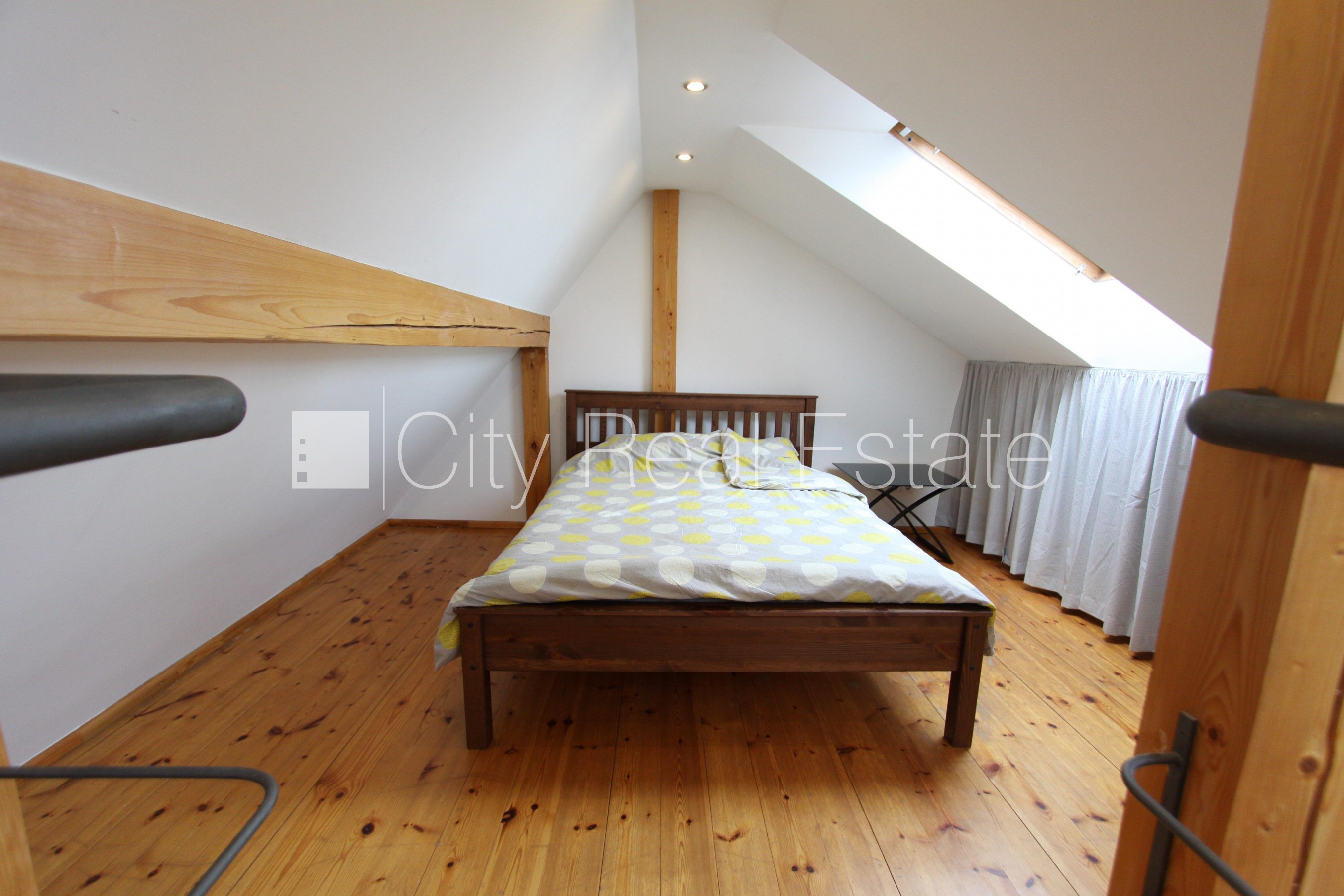 Объявление. Фасадный дом, вход с улицы, мансарда, сауна, смежно-изолированные комнаты, высокие потолки, газовое Цена: 199000 EUR Foto #15