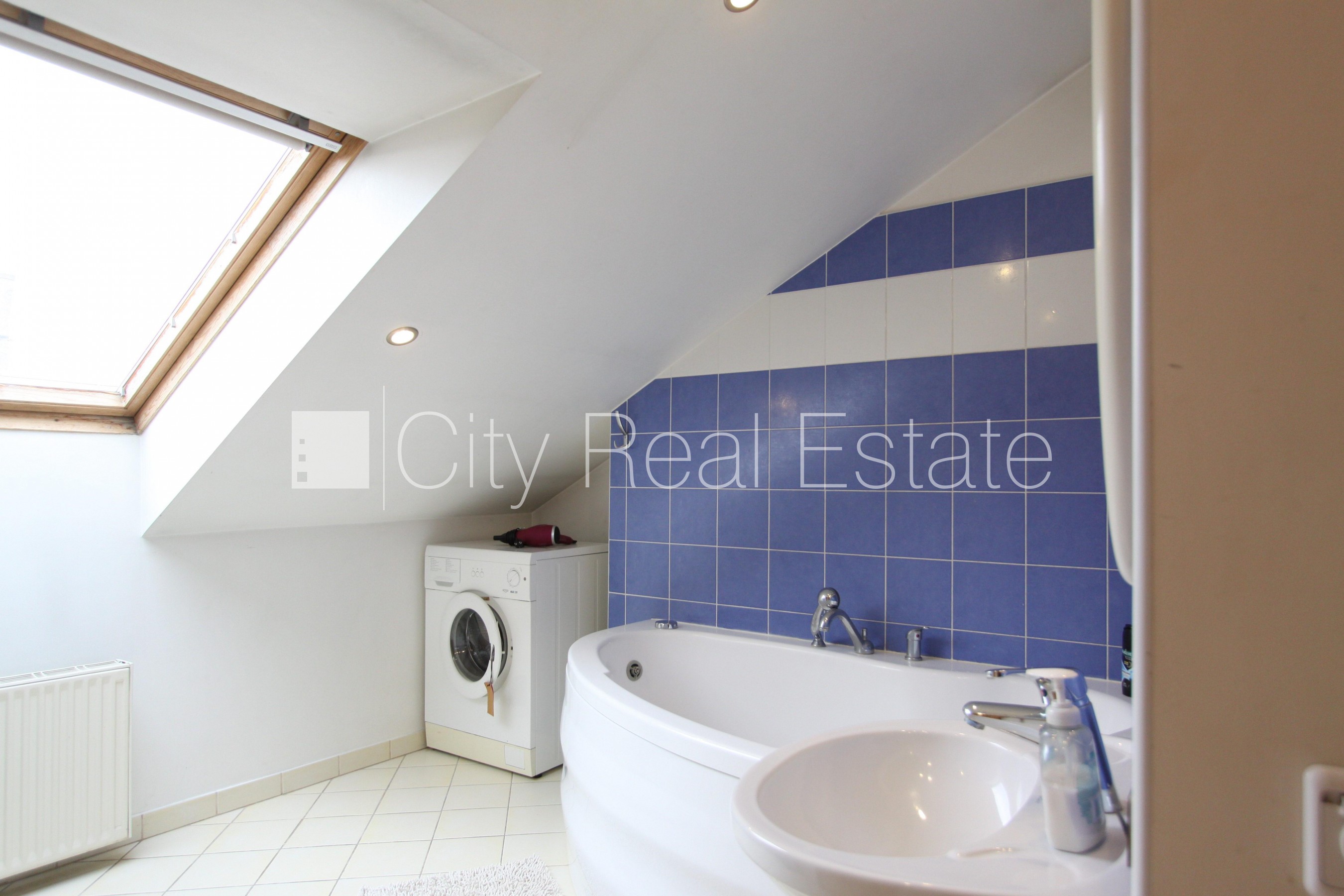 Объявление. Фасадный дом, вход с улицы, мансарда, сауна, смежно-изолированные комнаты, высокие потолки, газовое Цена: 199000 EUR Foto #18