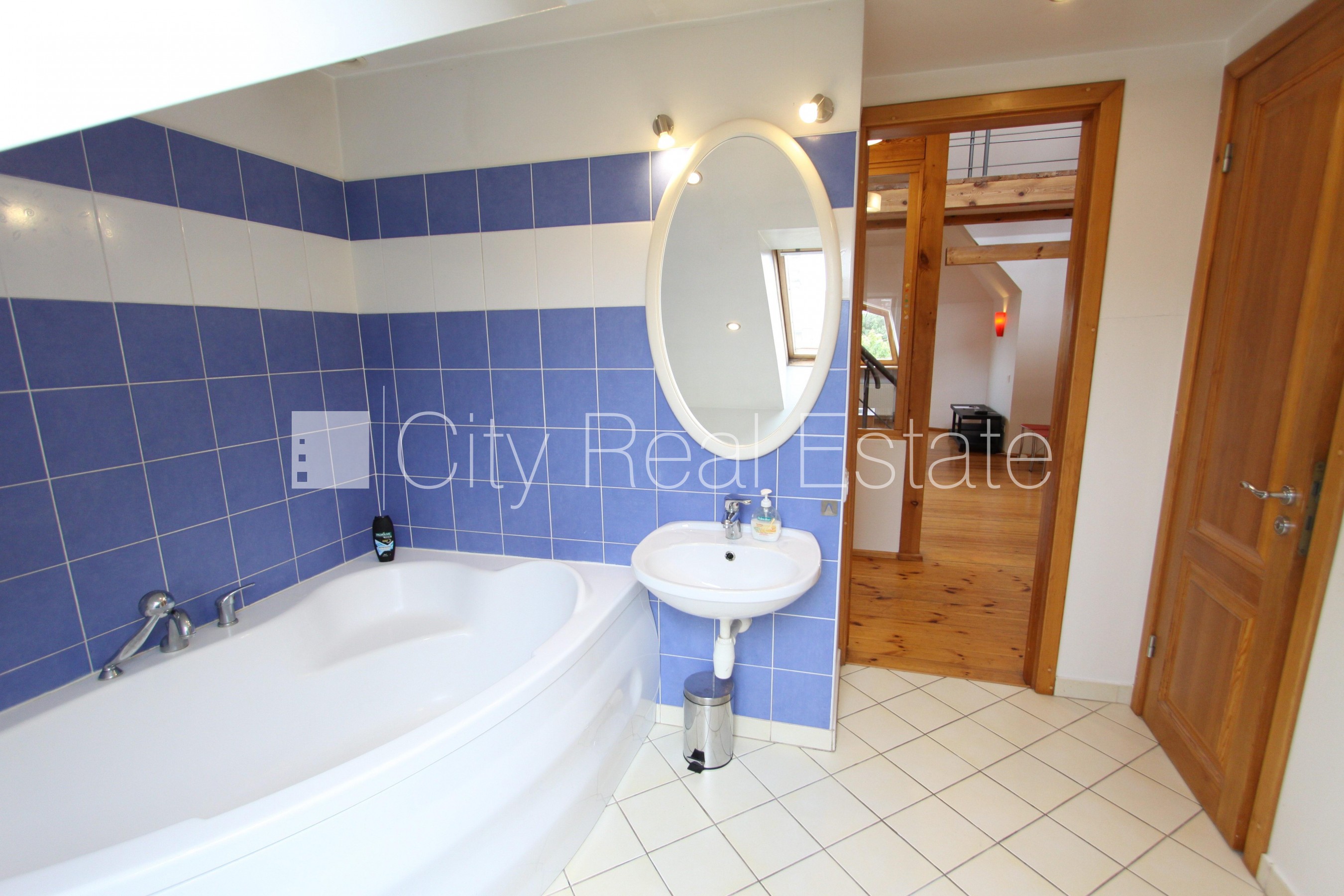 Объявление. Фасадный дом, вход с улицы, мансарда, сауна, смежно-изолированные комнаты, высокие потолки, газовое Цена: 199000 EUR Foto #19