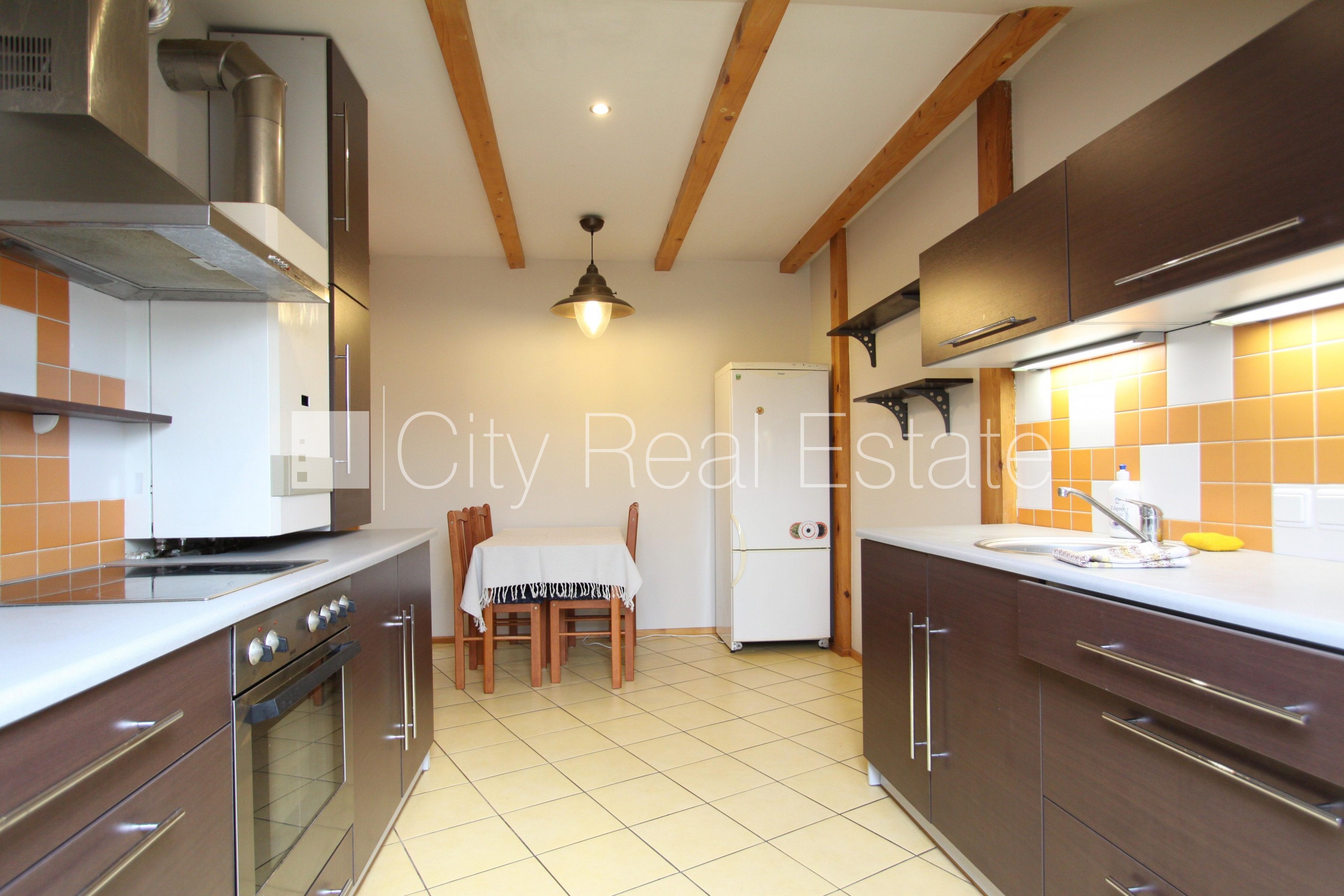 Объявление. Фасадный дом, вход с улицы, мансарда, сауна, смежно-изолированные комнаты, высокие потолки, газовое Цена: 199000 EUR Foto #3