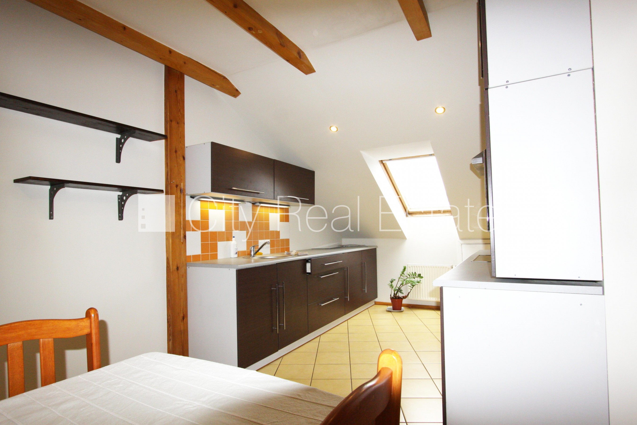 Объявление. Фасадный дом, вход с улицы, мансарда, сауна, смежно-изолированные комнаты, высокие потолки, газовое Цена: 199000 EUR Foto #1