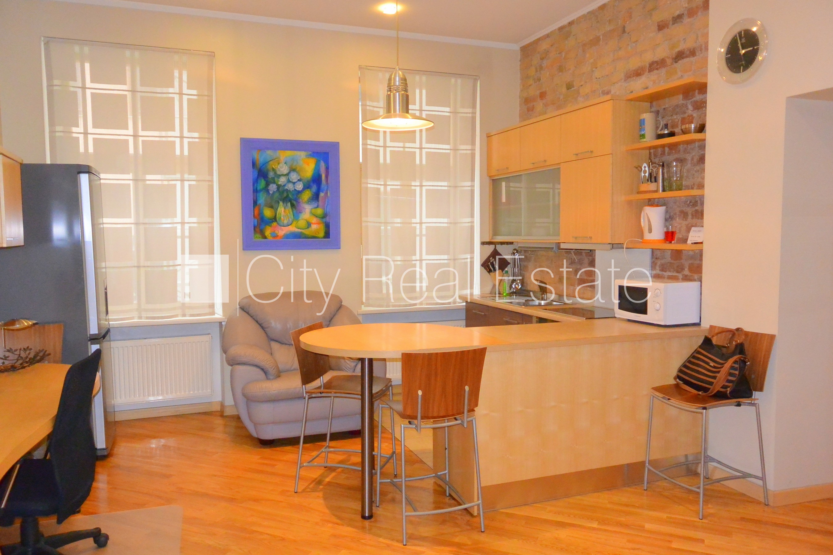 Sludinājumi. Pagalma māja, ķieģeļu mūra sienas, slēgts pagalms, vieta automašīnai, kāpņu telpa pēc kosmētiskā Cena: 150000 EUR Foto #1