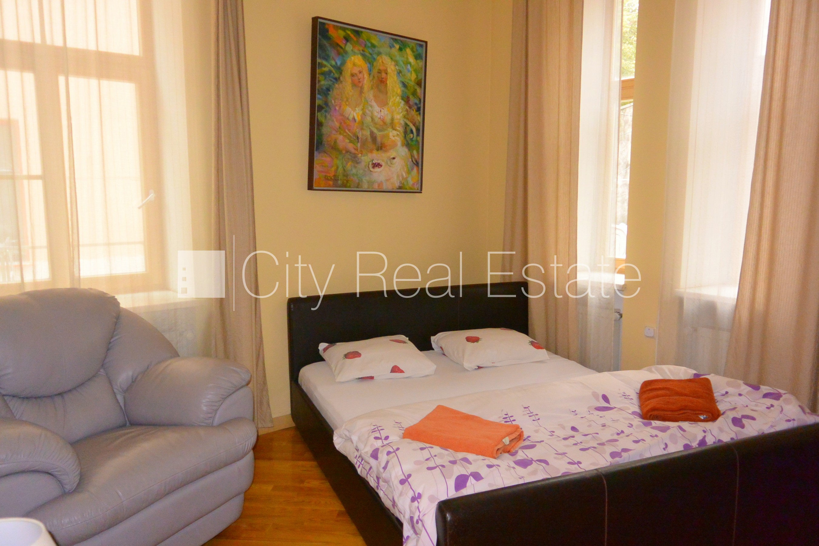 Sludinājumi. Pagalma māja, ķieģeļu mūra sienas, slēgts pagalms, vieta automašīnai, kāpņu telpa pēc kosmētiskā Cena: 150000 EUR Foto #2