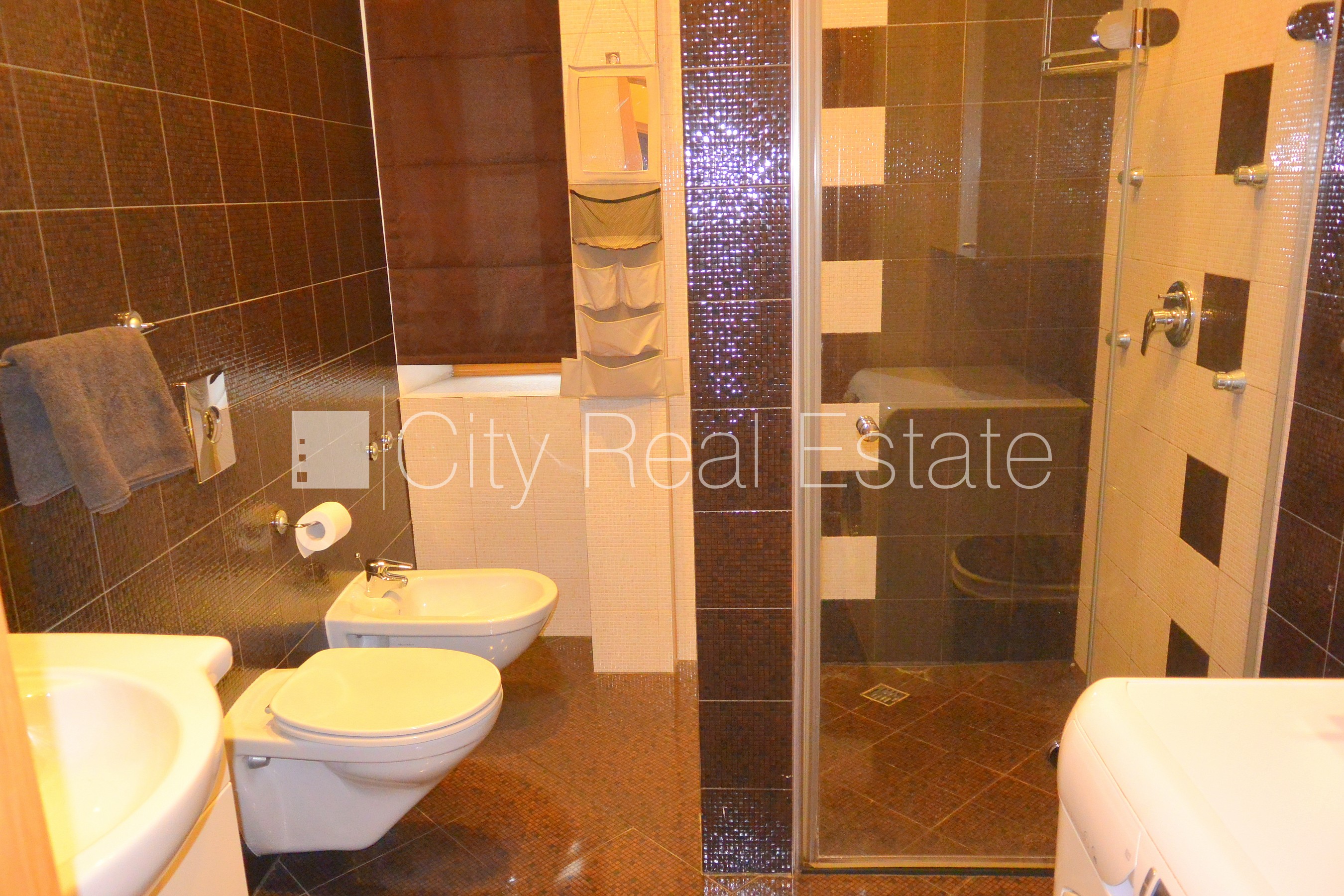 Sludinājumi. Pagalma māja, ķieģeļu mūra sienas, slēgts pagalms, vieta automašīnai, kāpņu telpa pēc kosmētiskā Cena: 150000 EUR Foto #12