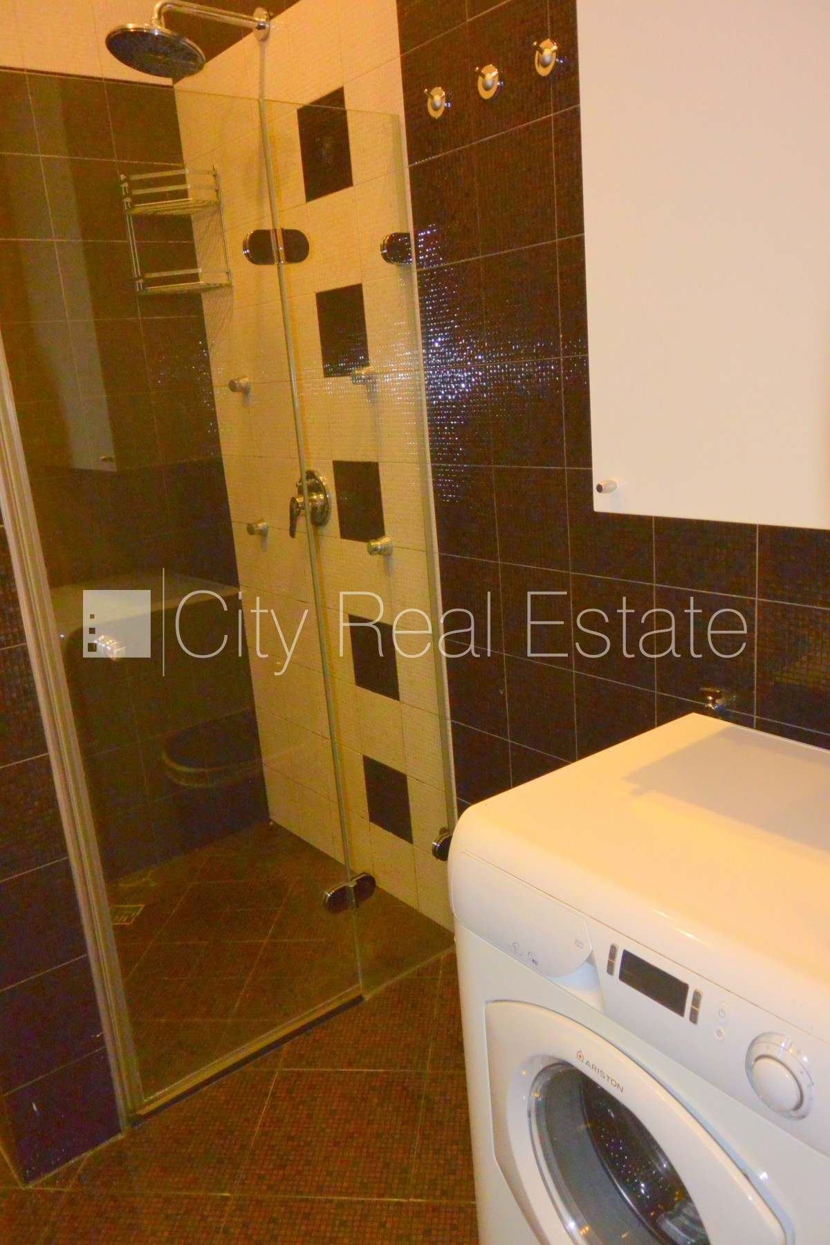 Sludinājumi. Pagalma māja, ķieģeļu mūra sienas, slēgts pagalms, vieta automašīnai, kāpņu telpa pēc kosmētiskā Cena: 150000 EUR Foto #13