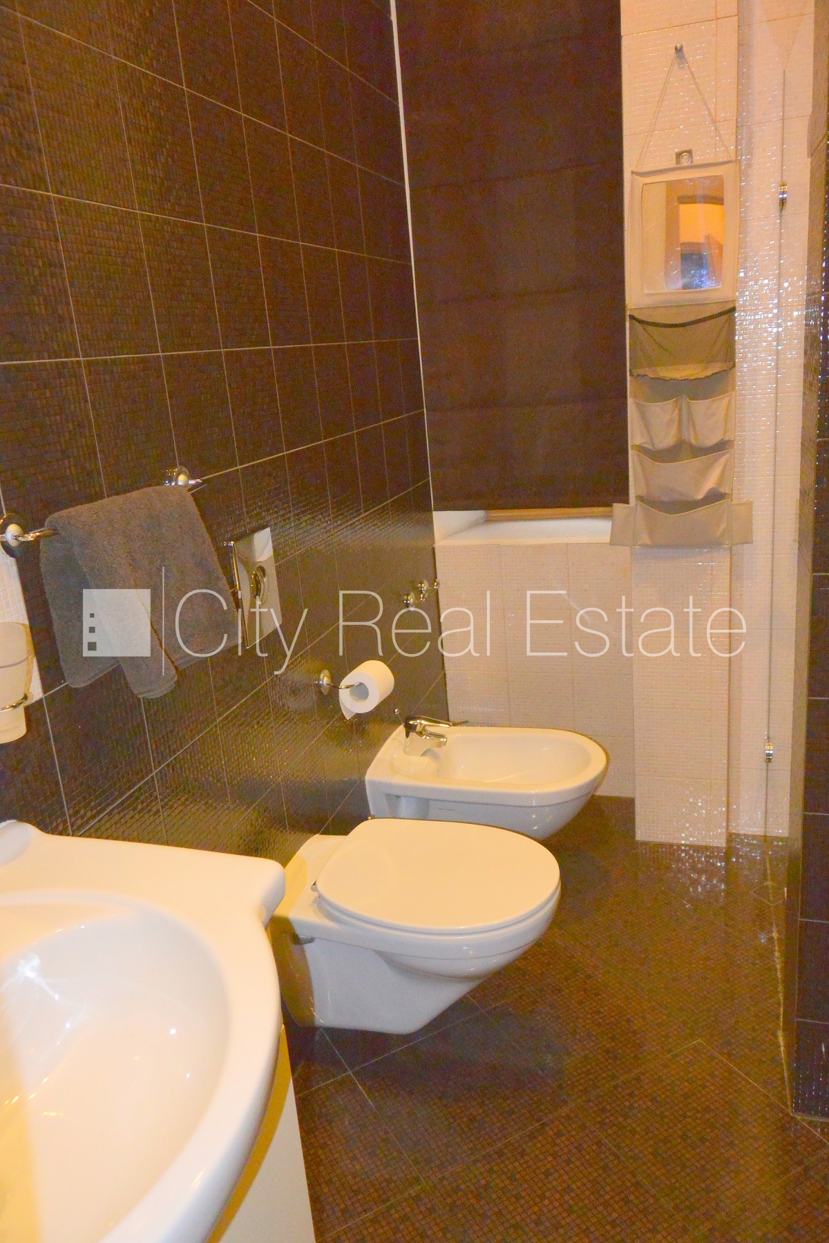 Sludinājumi. Pagalma māja, ķieģeļu mūra sienas, slēgts pagalms, vieta automašīnai, kāpņu telpa pēc kosmētiskā Cena: 150000 EUR Foto #14