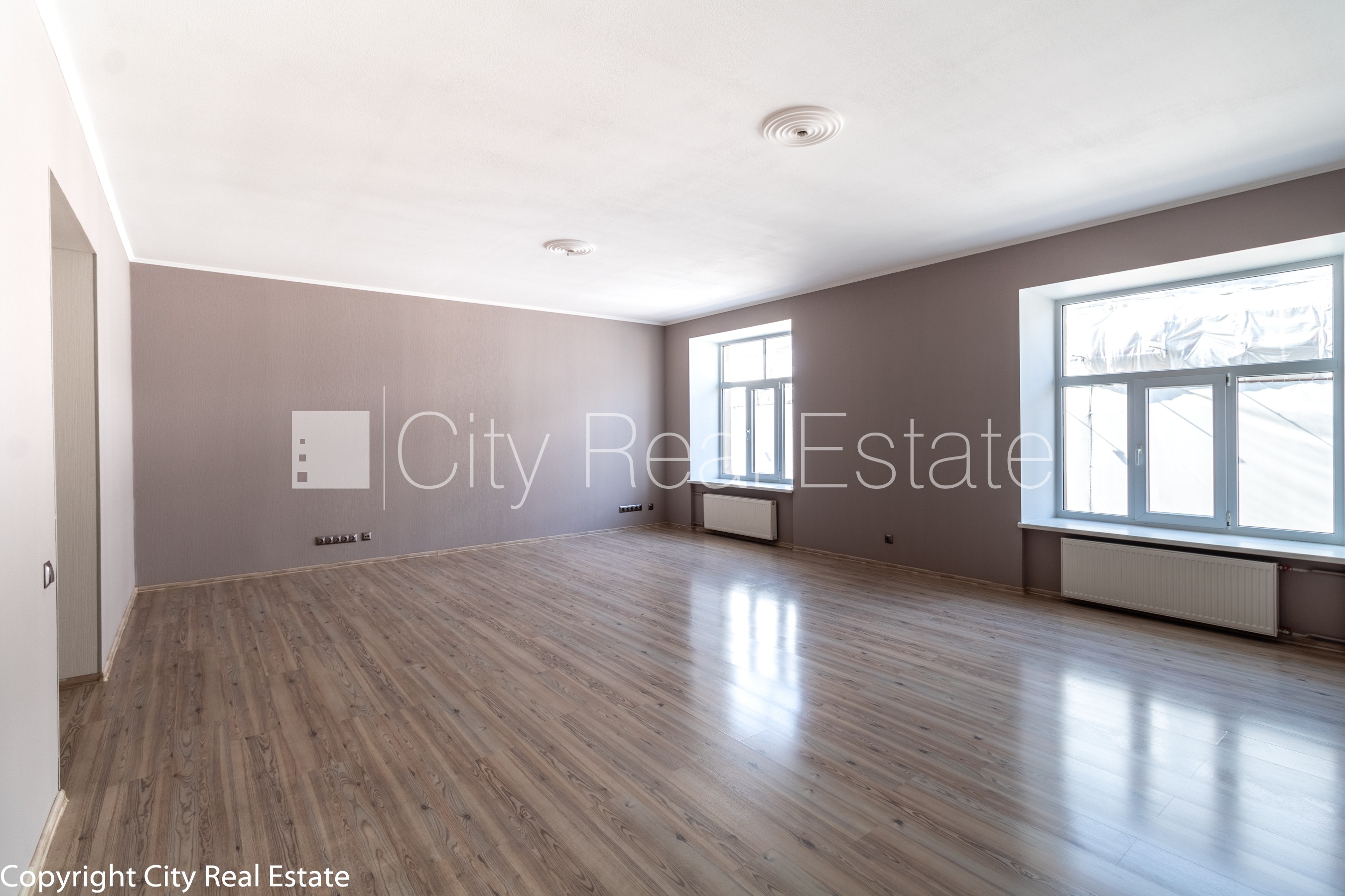 Sludinājumi. Fasādes māja, labiekārtots apzaļumots pagalms, bruģēts piebraucamais ceļš, slēgta teritorija, Cena: 1250 EUR/mēn Foto #1