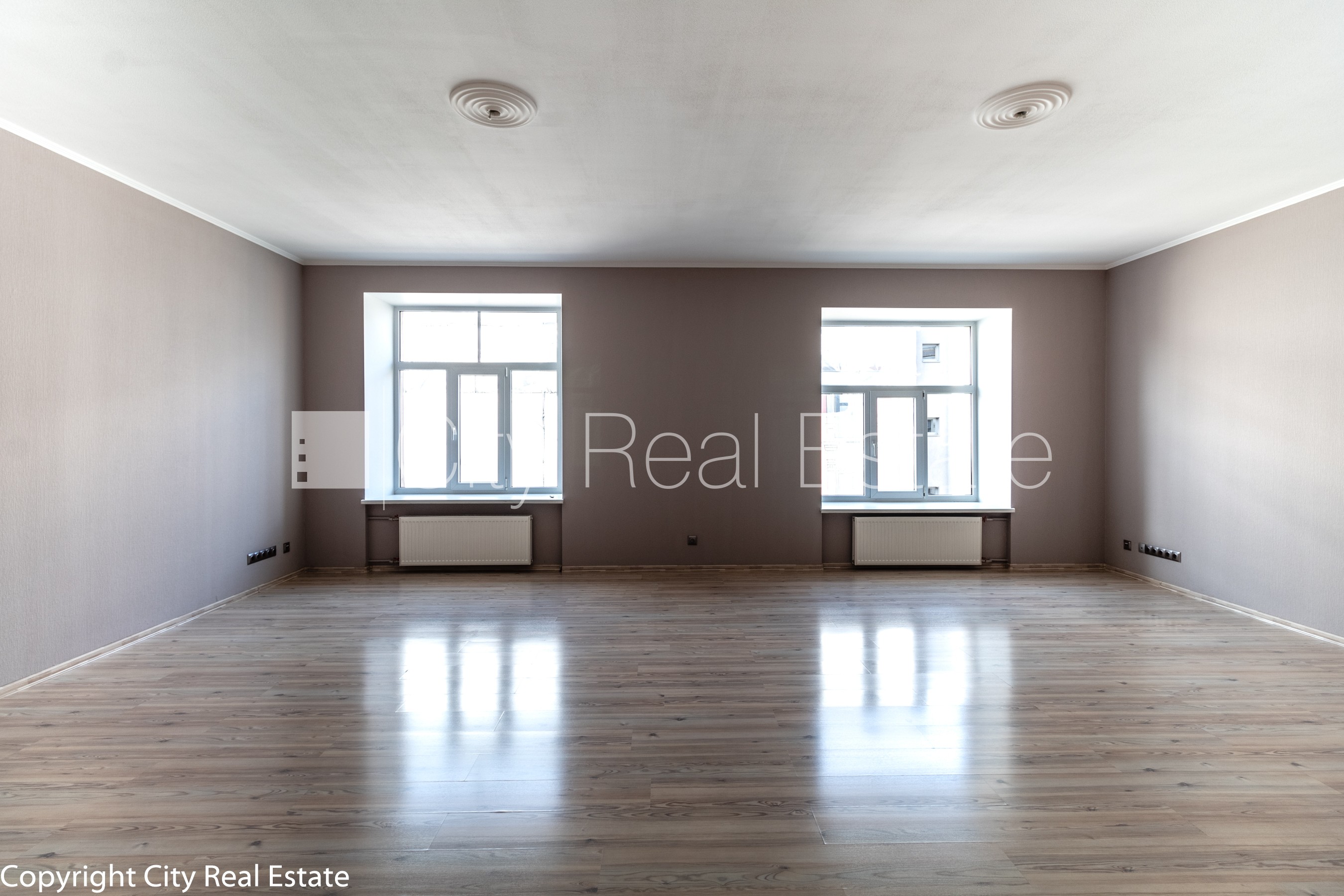 Sludinājumi. Fasādes māja, labiekārtots apzaļumots pagalms, bruģēts piebraucamais ceļš, slēgta teritorija, Cena: 1250 EUR/mēn Foto #3