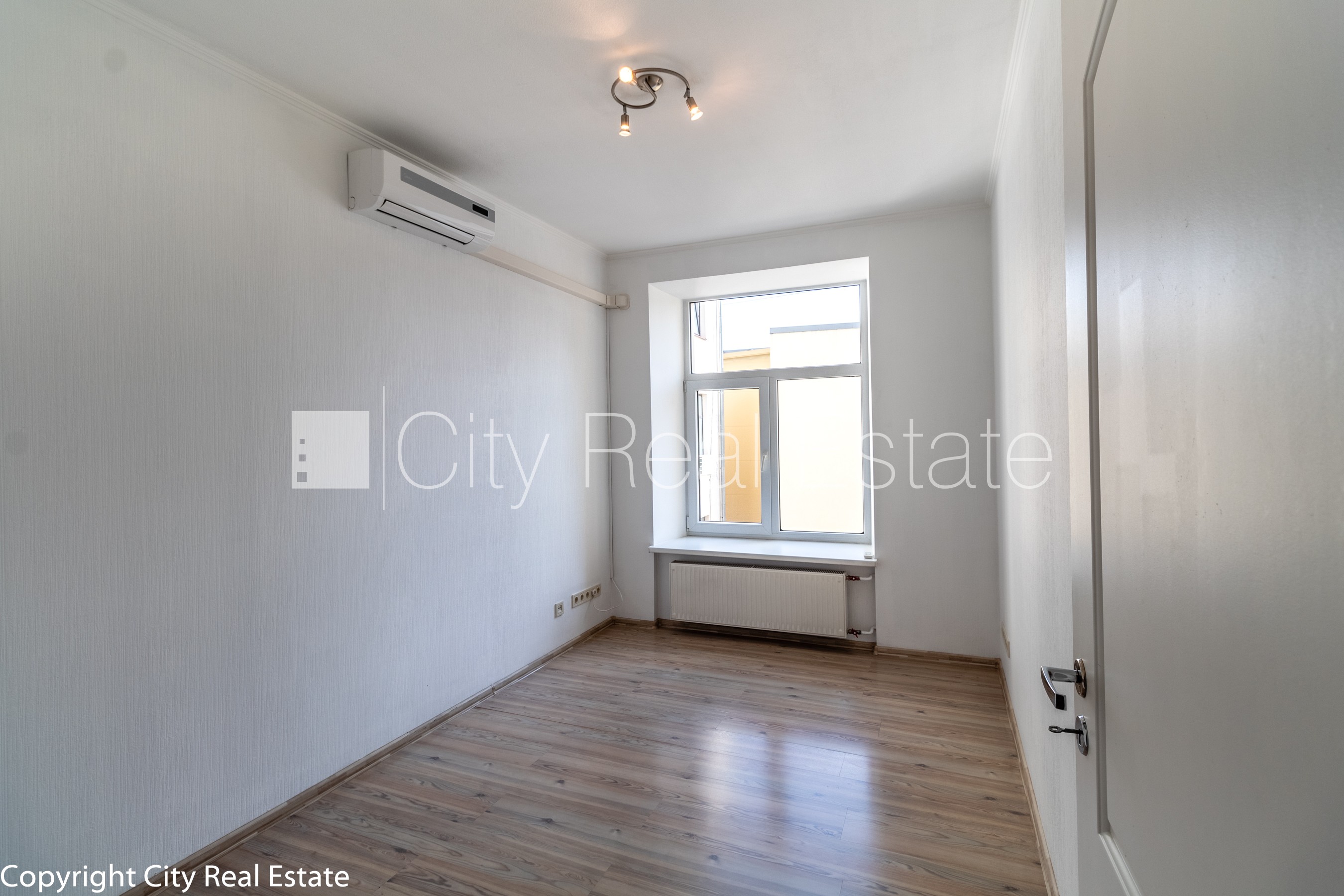 Sludinājumi. Fasādes māja, labiekārtots apzaļumots pagalms, bruģēts piebraucamais ceļš, slēgta teritorija, Cena: 1250 EUR/mēn Foto #6