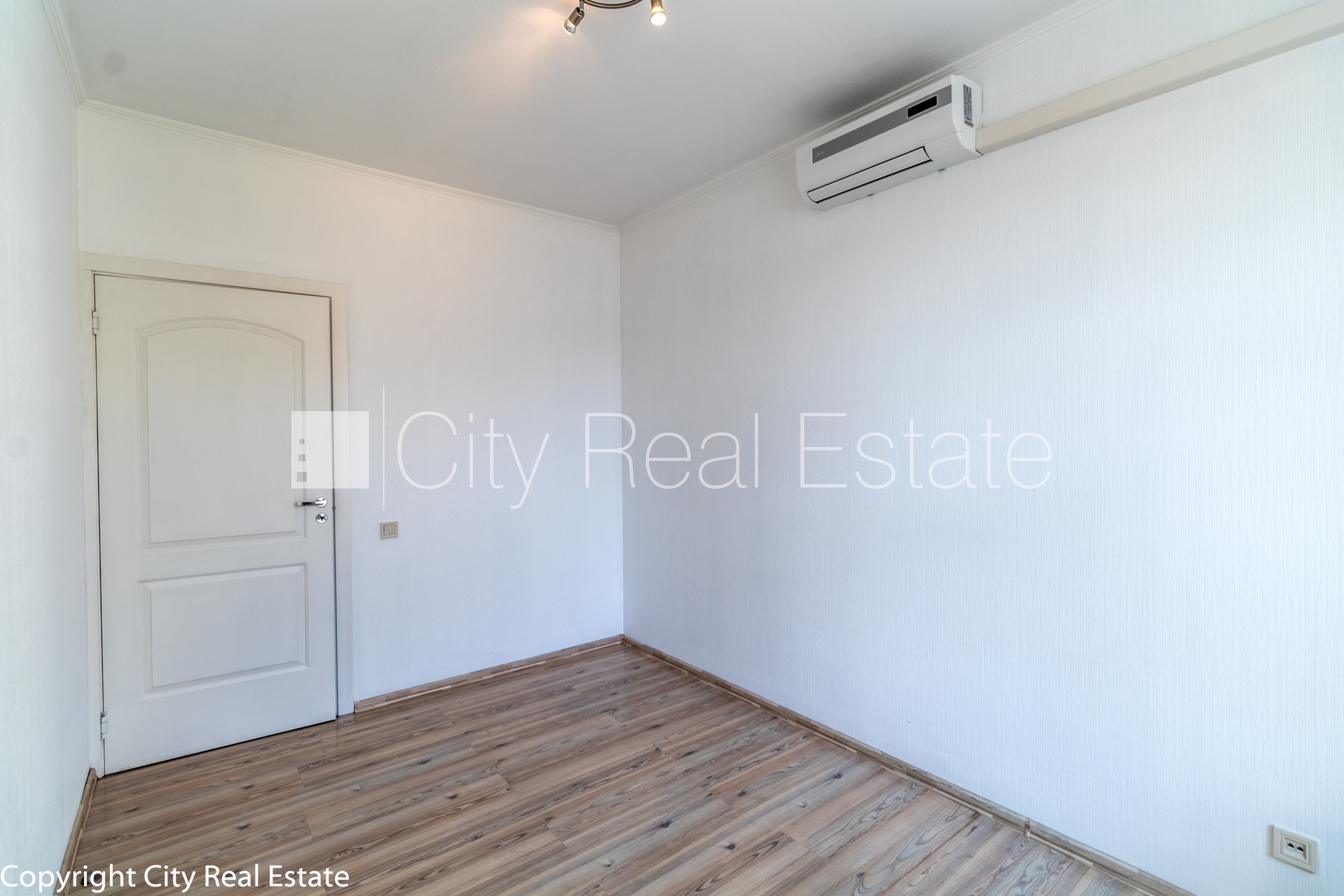 Sludinājumi. Fasādes māja, labiekārtots apzaļumots pagalms, bruģēts piebraucamais ceļš, slēgta teritorija, Cena: 1250 EUR/mēn Foto #8