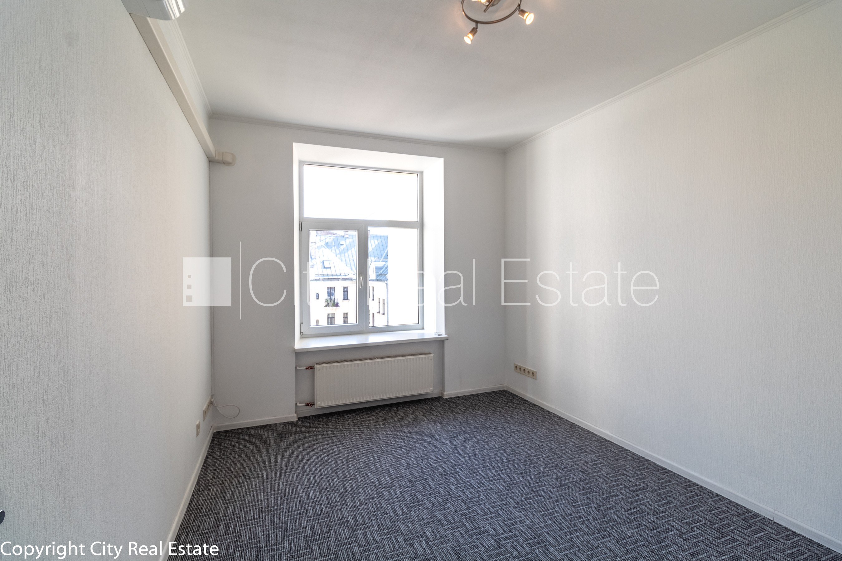 Sludinājumi. Fasādes māja, labiekārtots apzaļumots pagalms, bruģēts piebraucamais ceļš, slēgta teritorija, Cena: 1250 EUR/mēn Foto #9