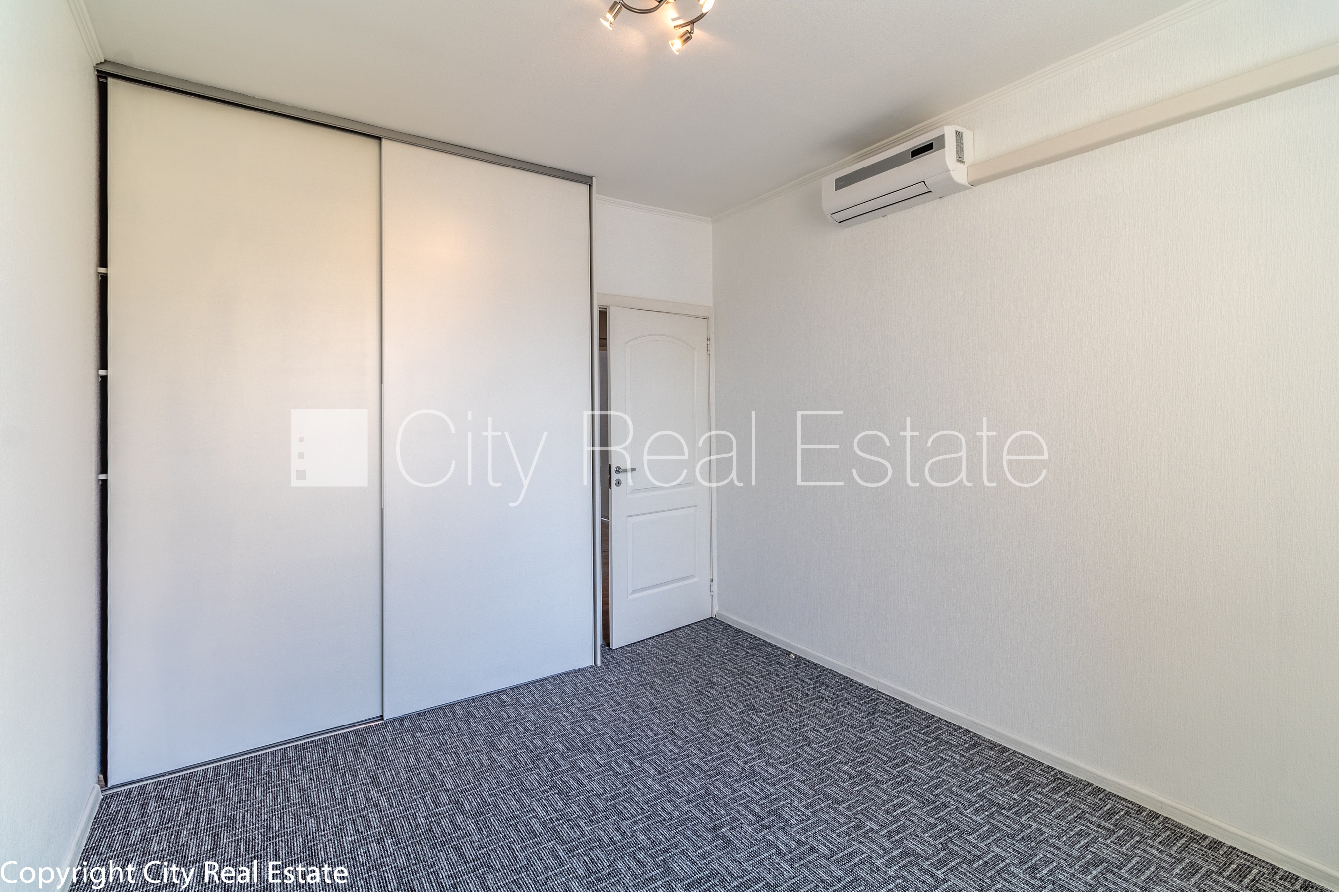 Sludinājumi. Fasādes māja, labiekārtots apzaļumots pagalms, bruģēts piebraucamais ceļš, slēgta teritorija, Cena: 1250 EUR/mēn Foto #10