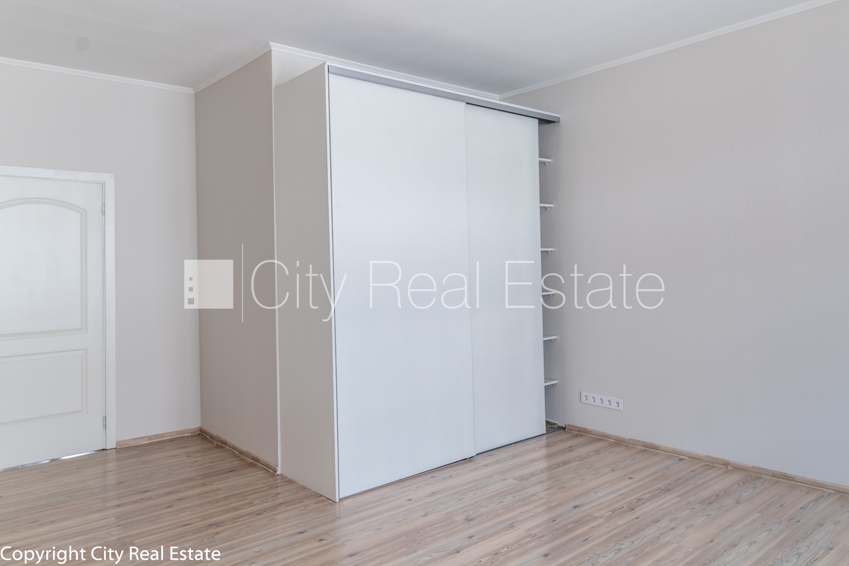 Sludinājumi. Fasādes māja, labiekārtots apzaļumots pagalms, bruģēts piebraucamais ceļš, slēgta teritorija, Cena: 1250 EUR/mēn Foto #12