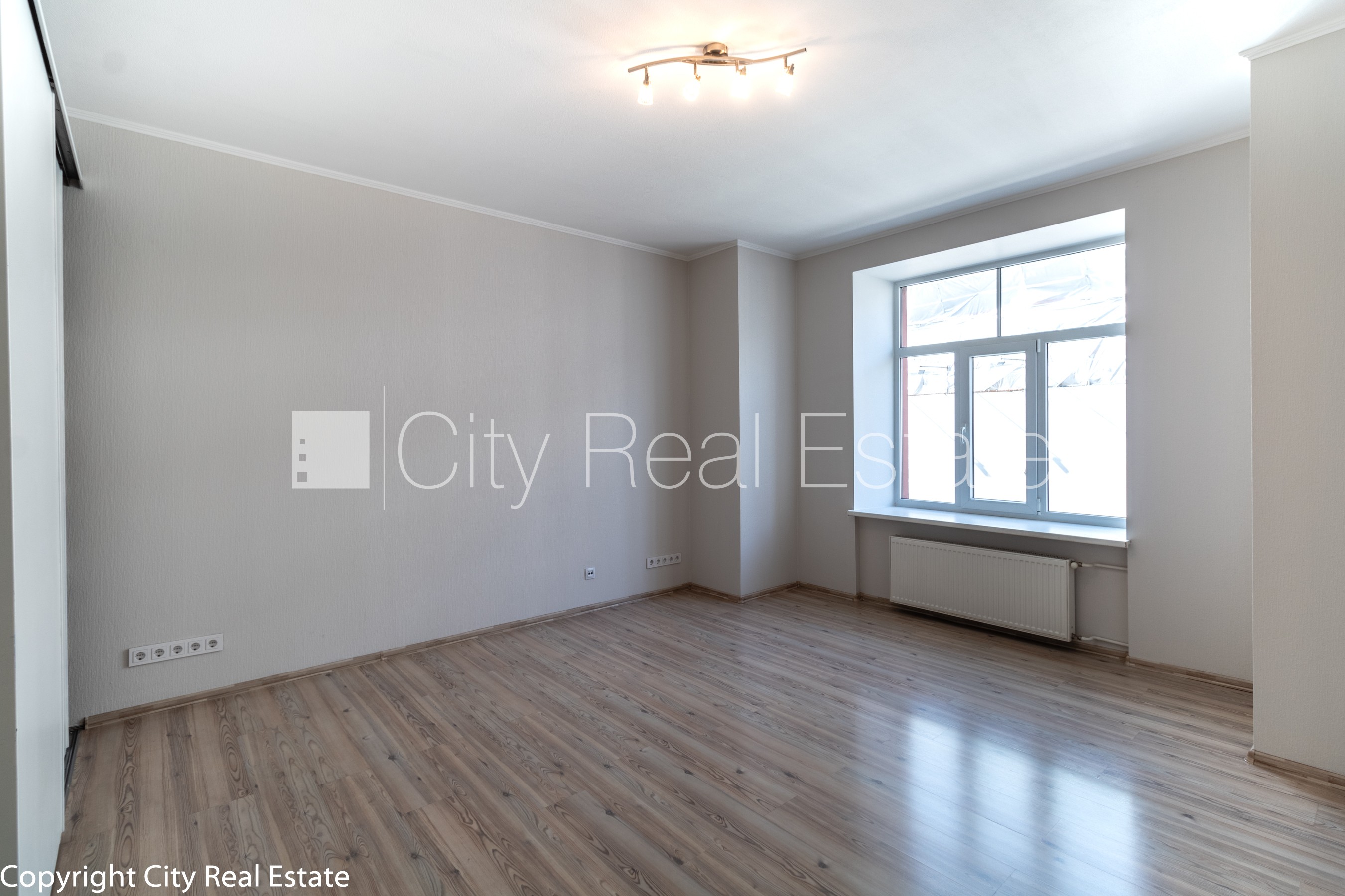 Sludinājumi. Fasādes māja, labiekārtots apzaļumots pagalms, bruģēts piebraucamais ceļš, slēgta teritorija, Cena: 1250 EUR/mēn Foto #14