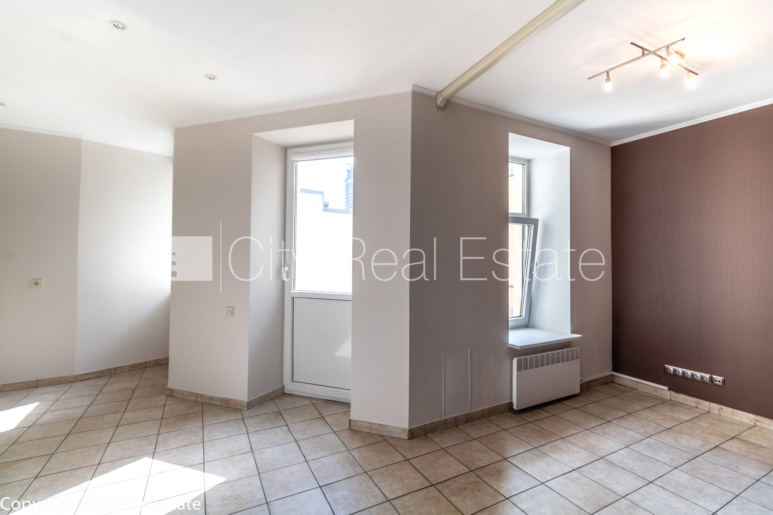 Sludinājumi. Fasādes māja, labiekārtots apzaļumots pagalms, bruģēts piebraucamais ceļš, slēgta teritorija, Cena: 1250 EUR/mēn Foto #15