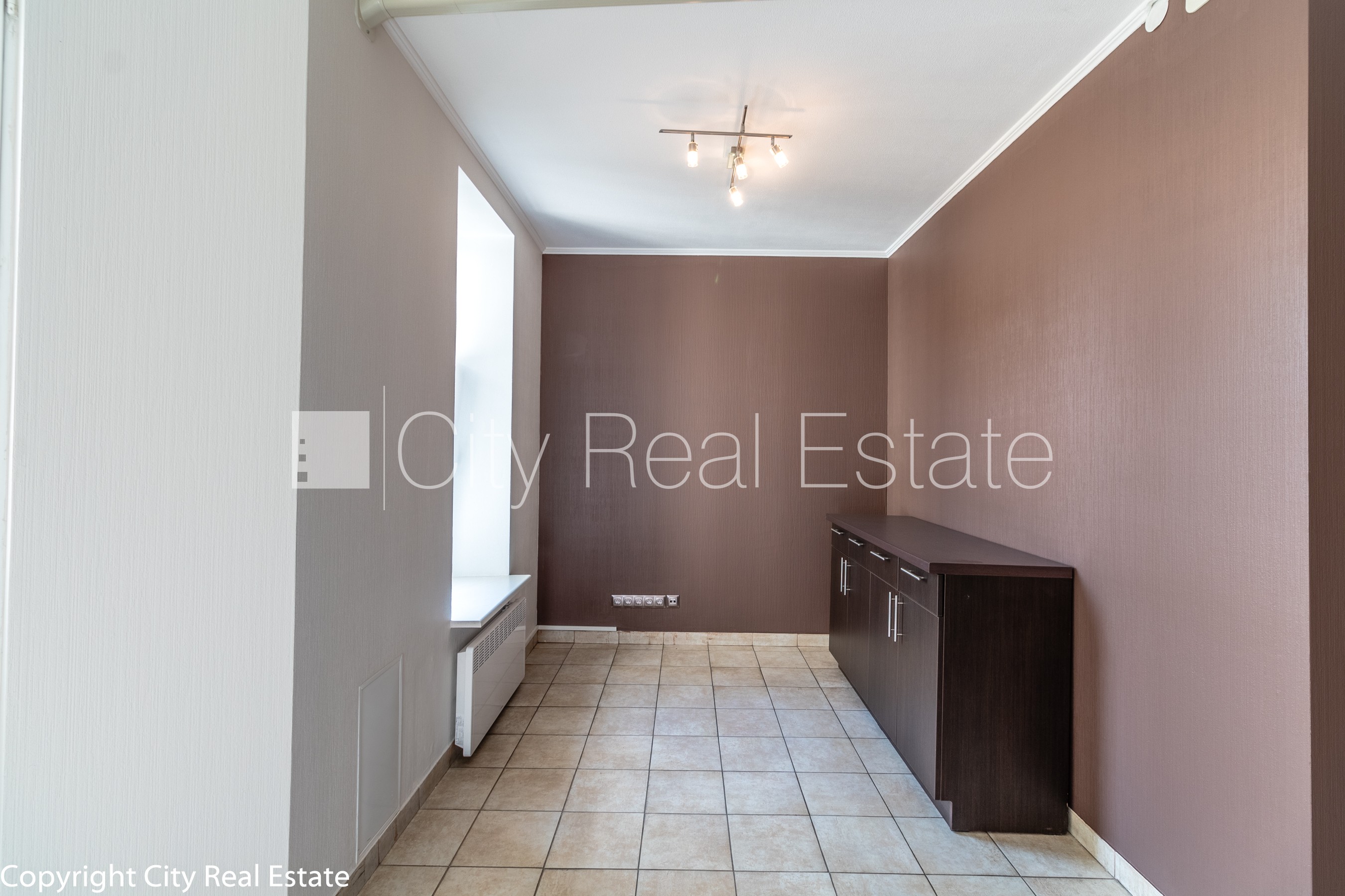 Sludinājumi. Fasādes māja, labiekārtots apzaļumots pagalms, bruģēts piebraucamais ceļš, slēgta teritorija, Cena: 1250 EUR/mēn Foto #17