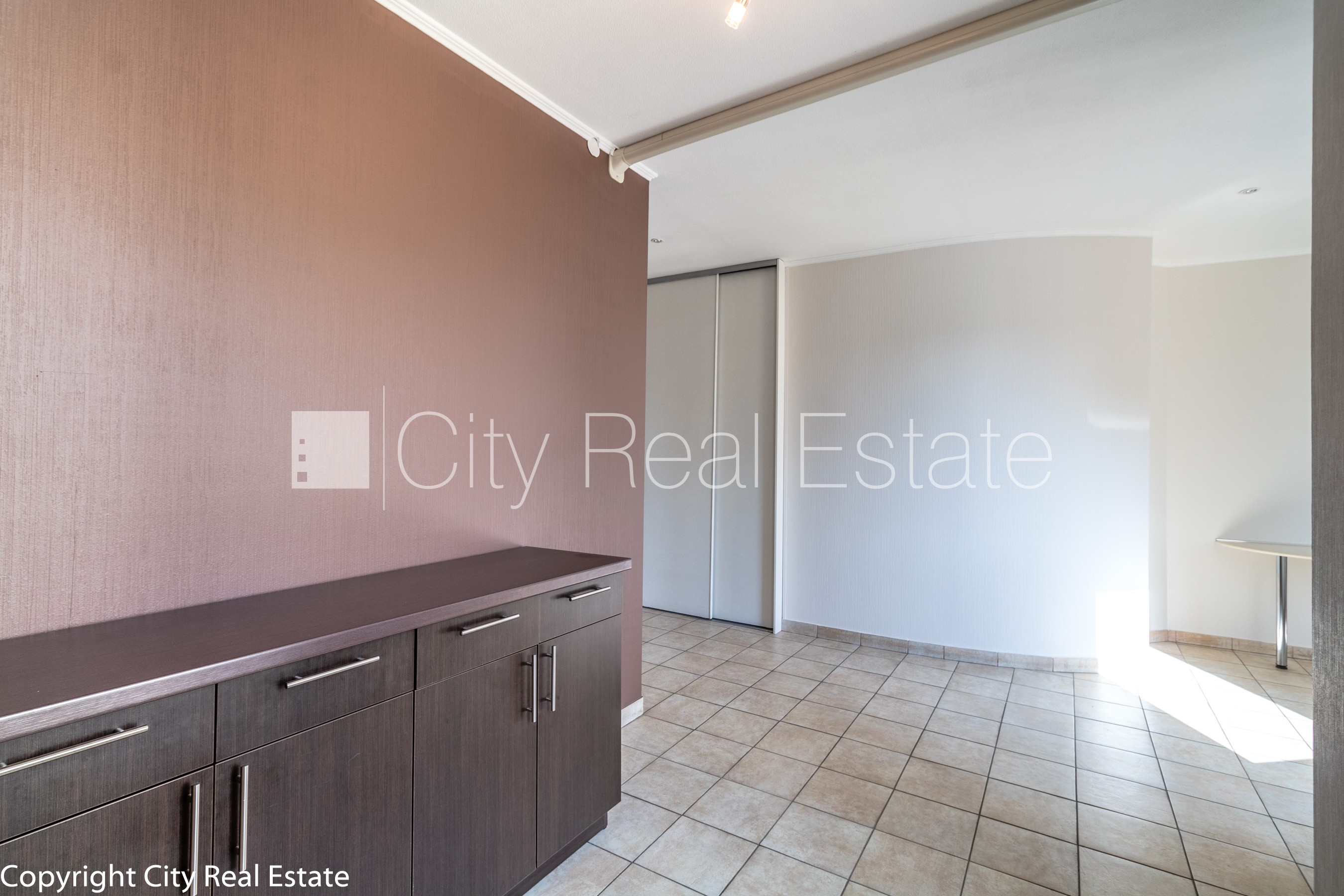 Sludinājumi. Fasādes māja, labiekārtots apzaļumots pagalms, bruģēts piebraucamais ceļš, slēgta teritorija, Cena: 1250 EUR/mēn Foto #18