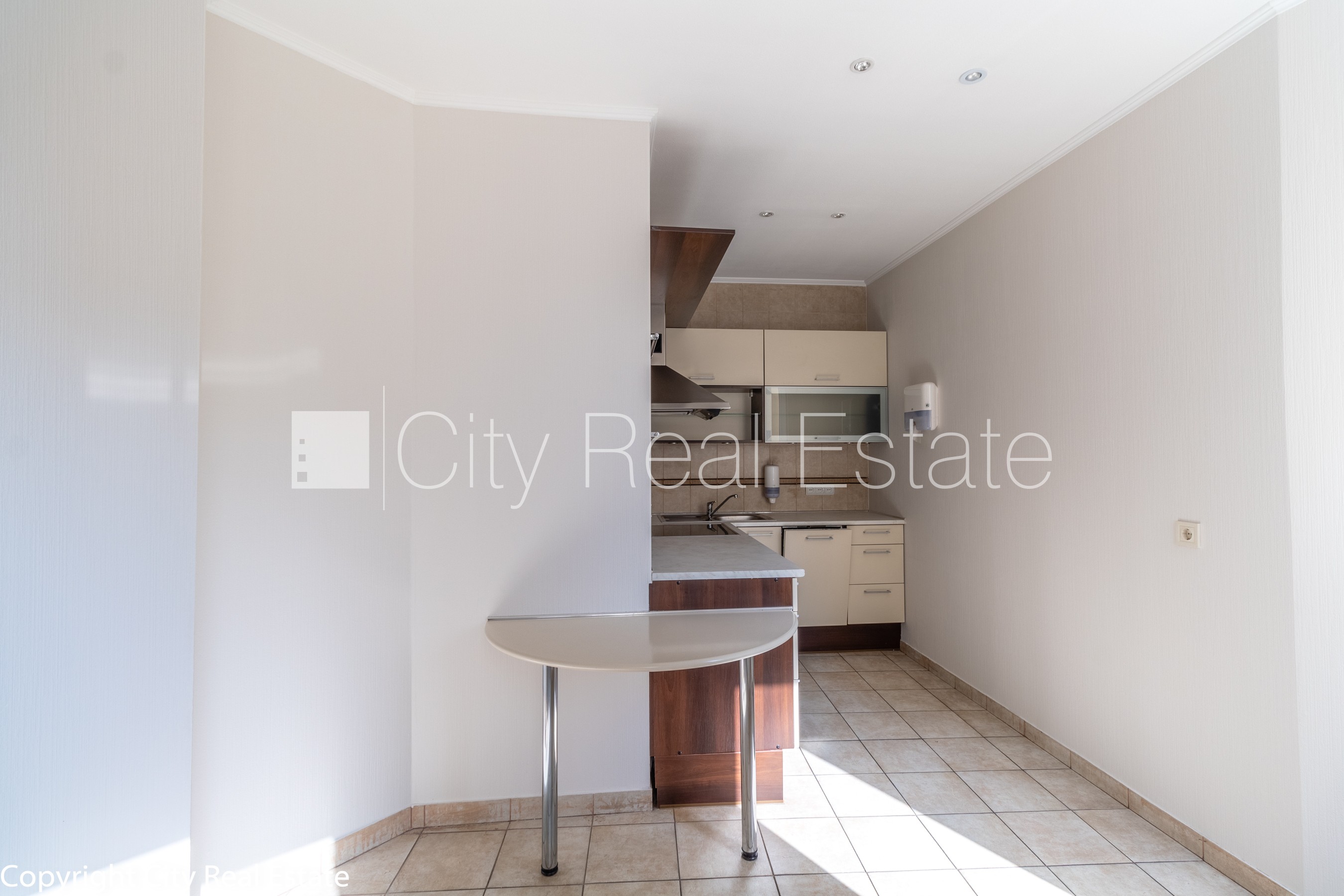 Sludinājumi. Fasādes māja, labiekārtots apzaļumots pagalms, bruģēts piebraucamais ceļš, slēgta teritorija, Cena: 1250 EUR/mēn Foto #19