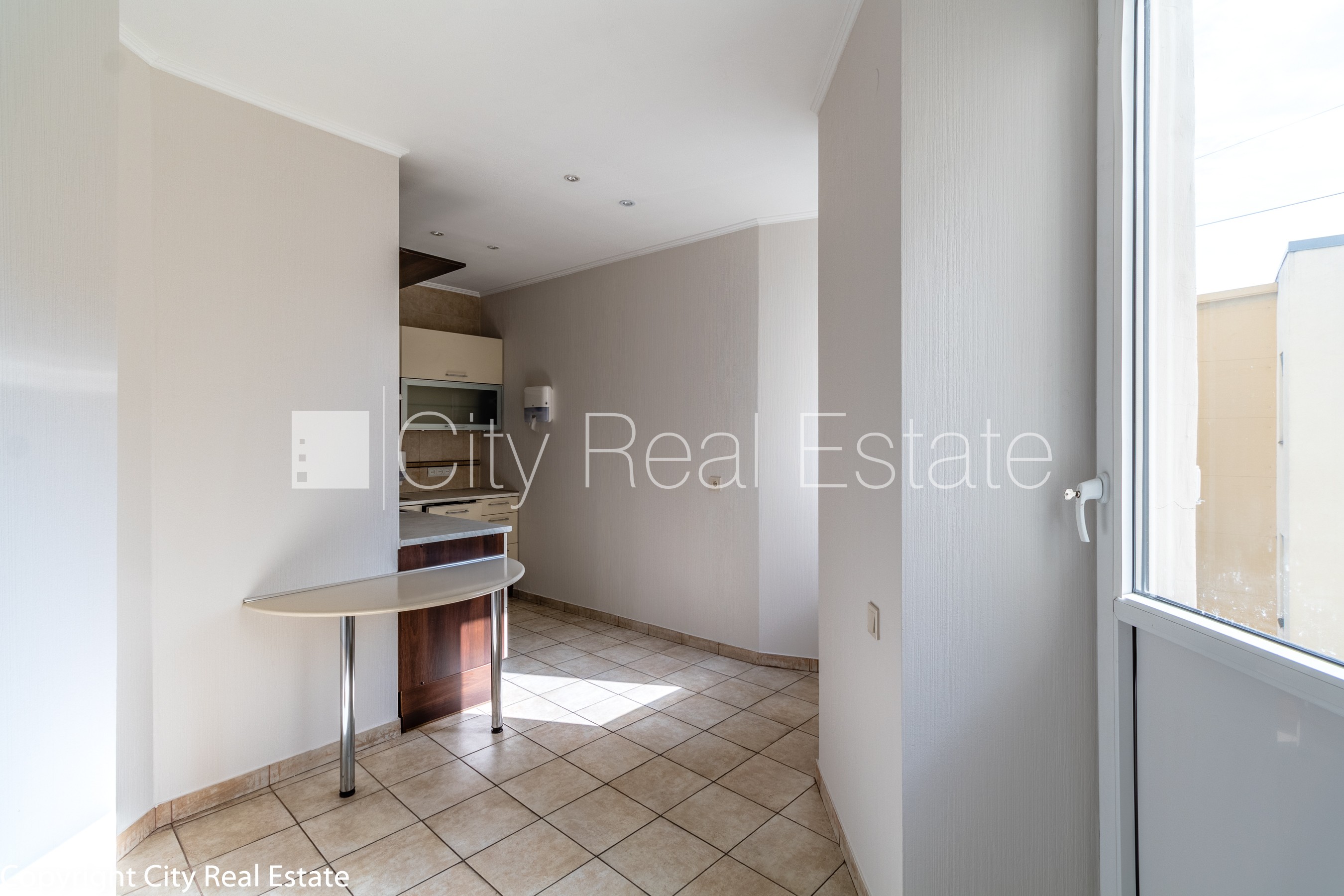 Sludinājumi. Fasādes māja, labiekārtots apzaļumots pagalms, bruģēts piebraucamais ceļš, slēgta teritorija, Cena: 1250 EUR/mēn Foto #20