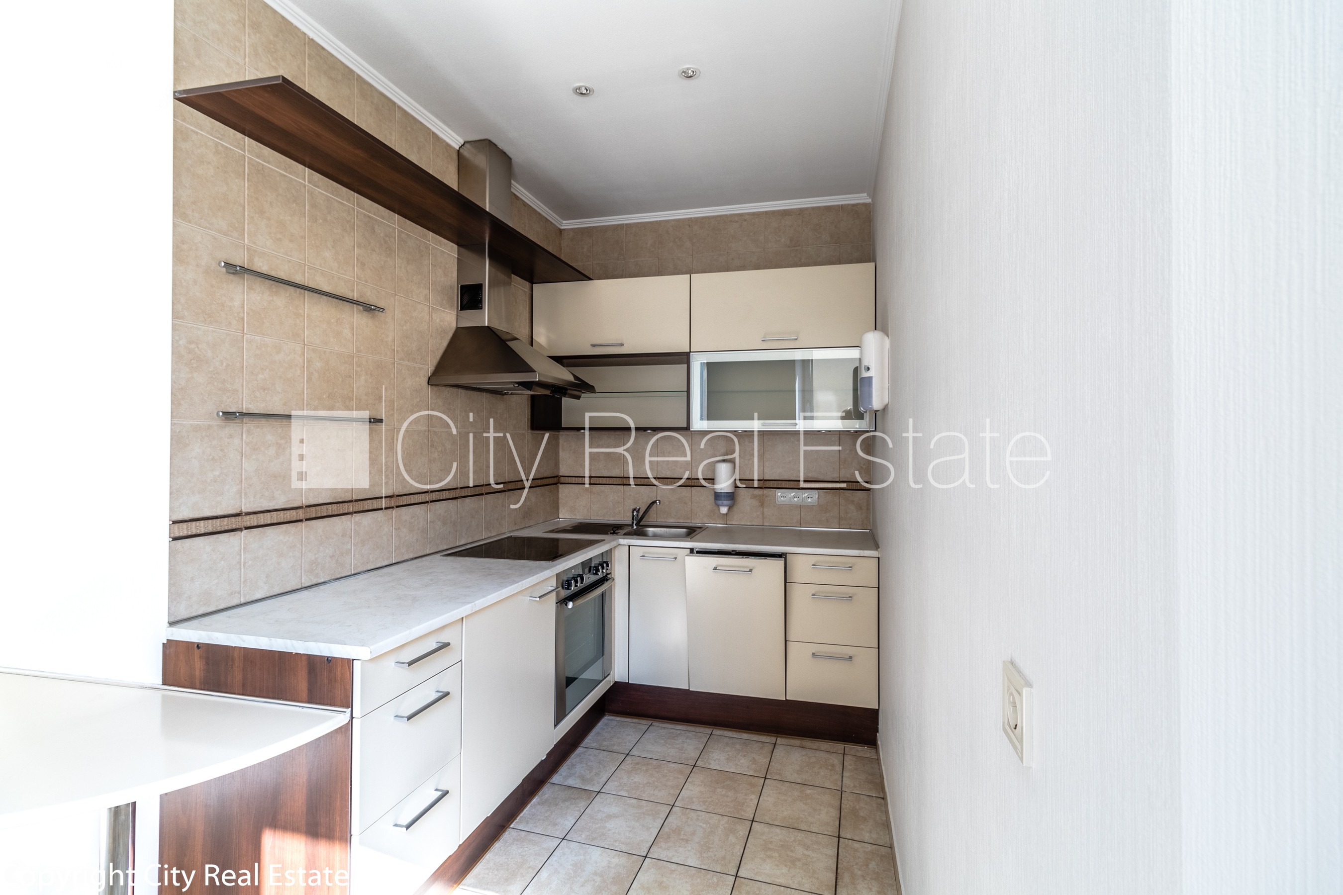 Sludinājumi. Fasādes māja, labiekārtots apzaļumots pagalms, bruģēts piebraucamais ceļš, slēgta teritorija, Cena: 1250 EUR/mēn Foto #2