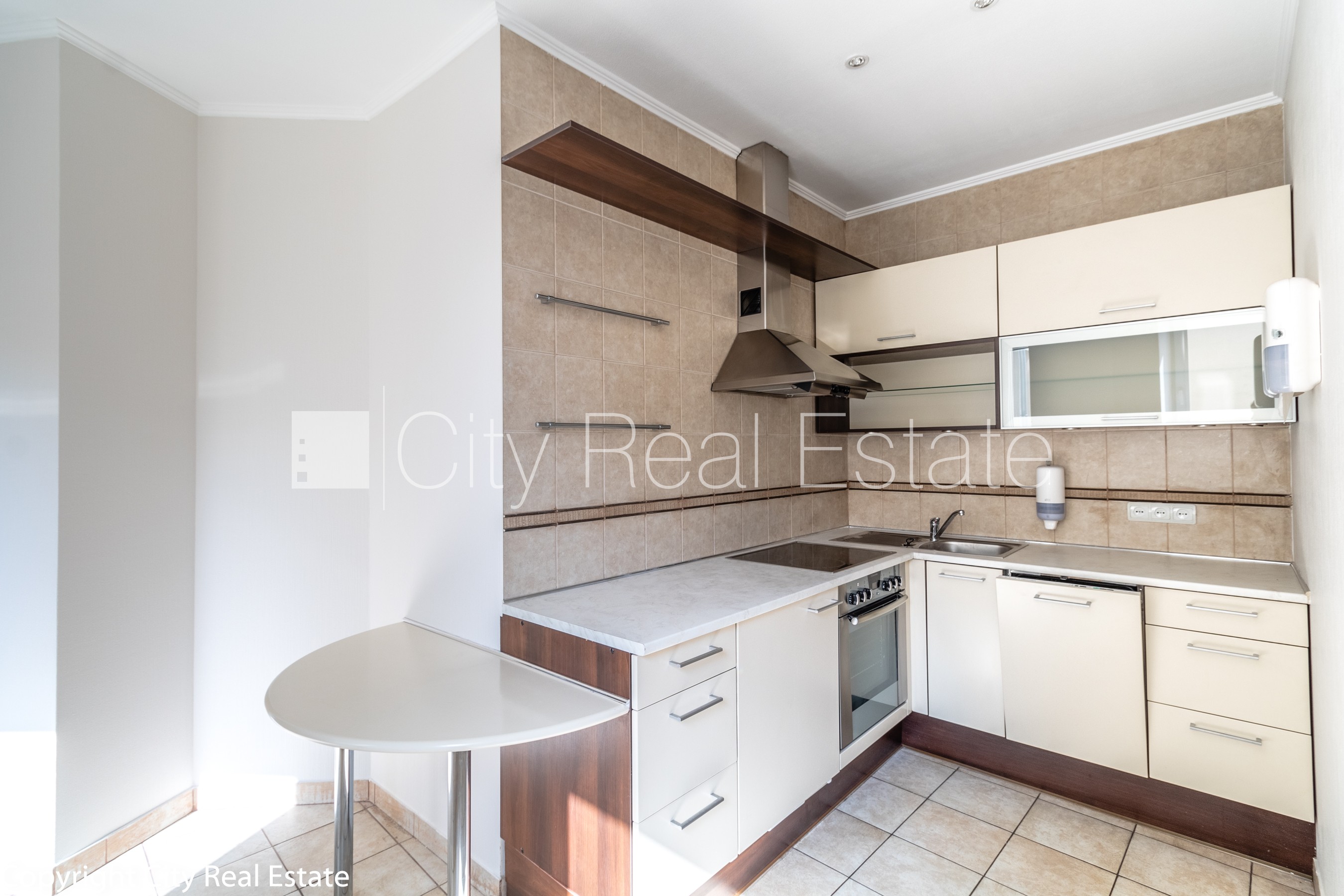 Sludinājumi. Fasādes māja, labiekārtots apzaļumots pagalms, bruģēts piebraucamais ceļš, slēgta teritorija, Cena: 1250 EUR/mēn Foto #21