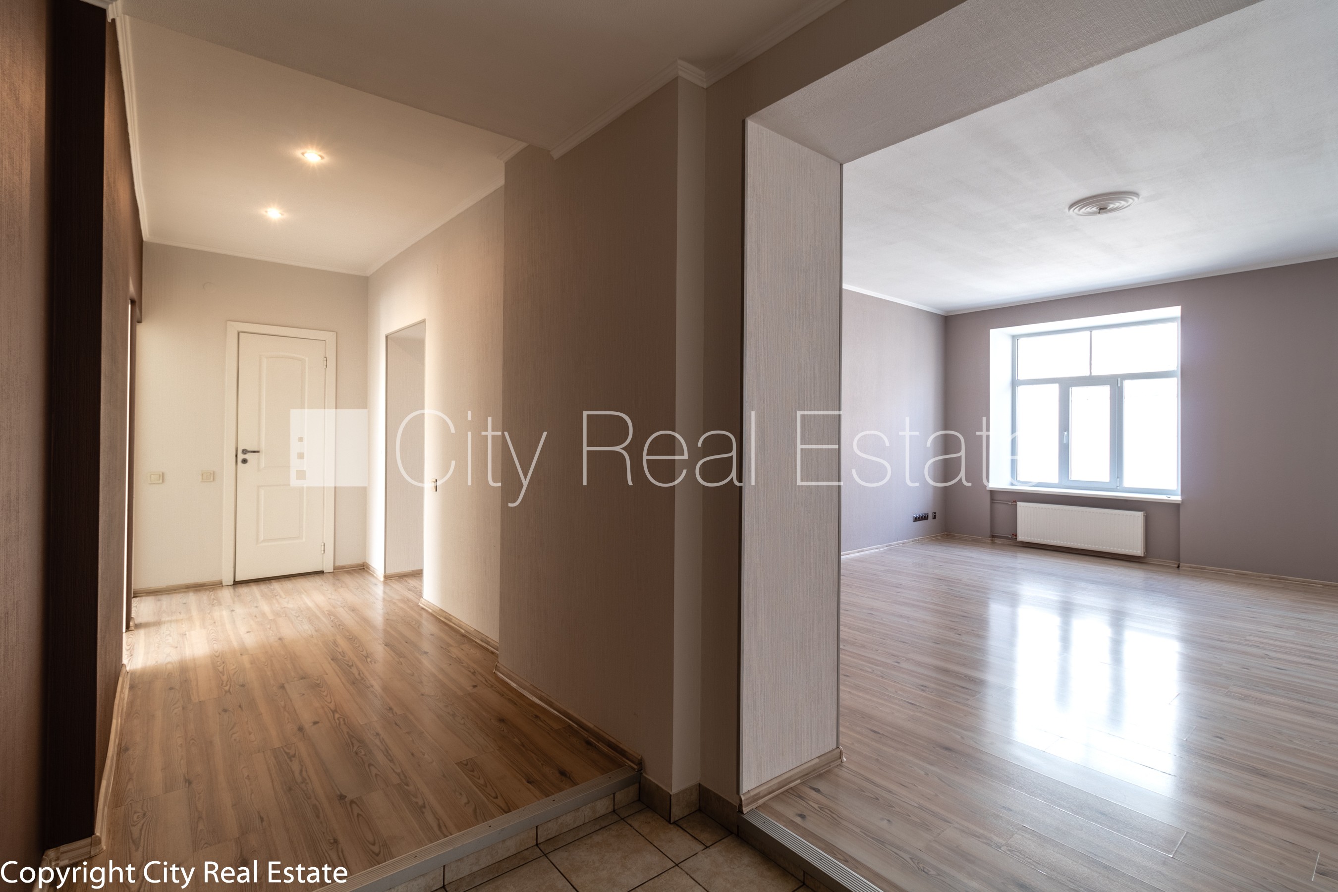 Sludinājumi. Fasādes māja, labiekārtots apzaļumots pagalms, bruģēts piebraucamais ceļš, slēgta teritorija, Cena: 1250 EUR/mēn Foto #22