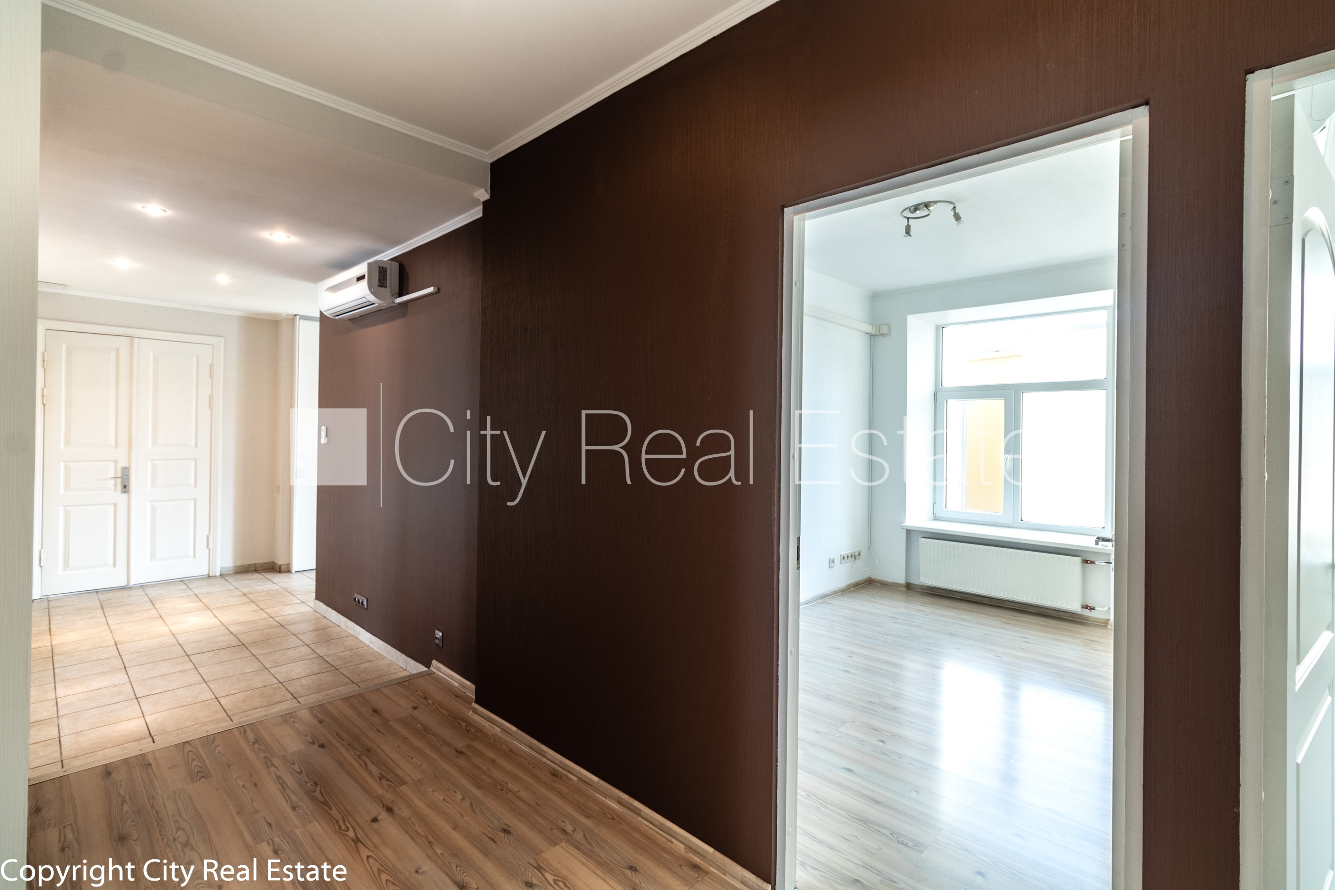 Sludinājumi. Fasādes māja, labiekārtots apzaļumots pagalms, bruģēts piebraucamais ceļš, slēgta teritorija, Cena: 1250 EUR/mēn Foto #23