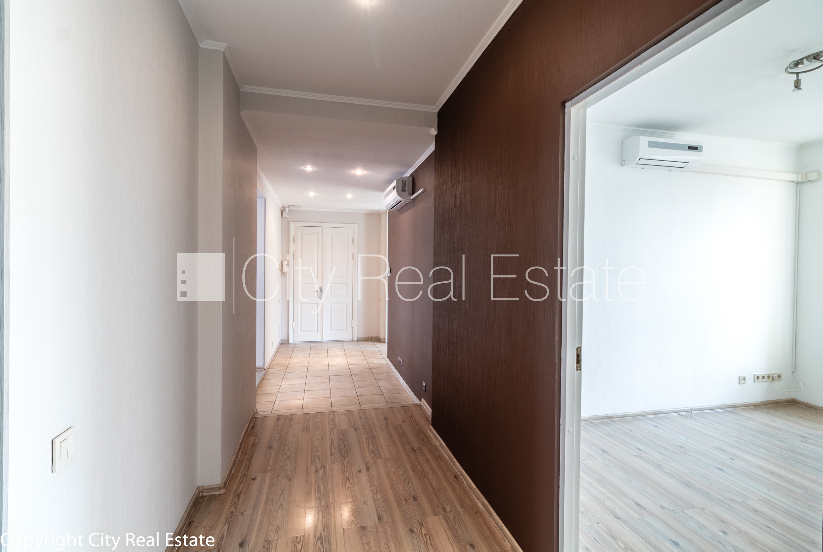 Sludinājumi. Fasādes māja, labiekārtots apzaļumots pagalms, bruģēts piebraucamais ceļš, slēgta teritorija, Cena: 1250 EUR/mēn Foto #24