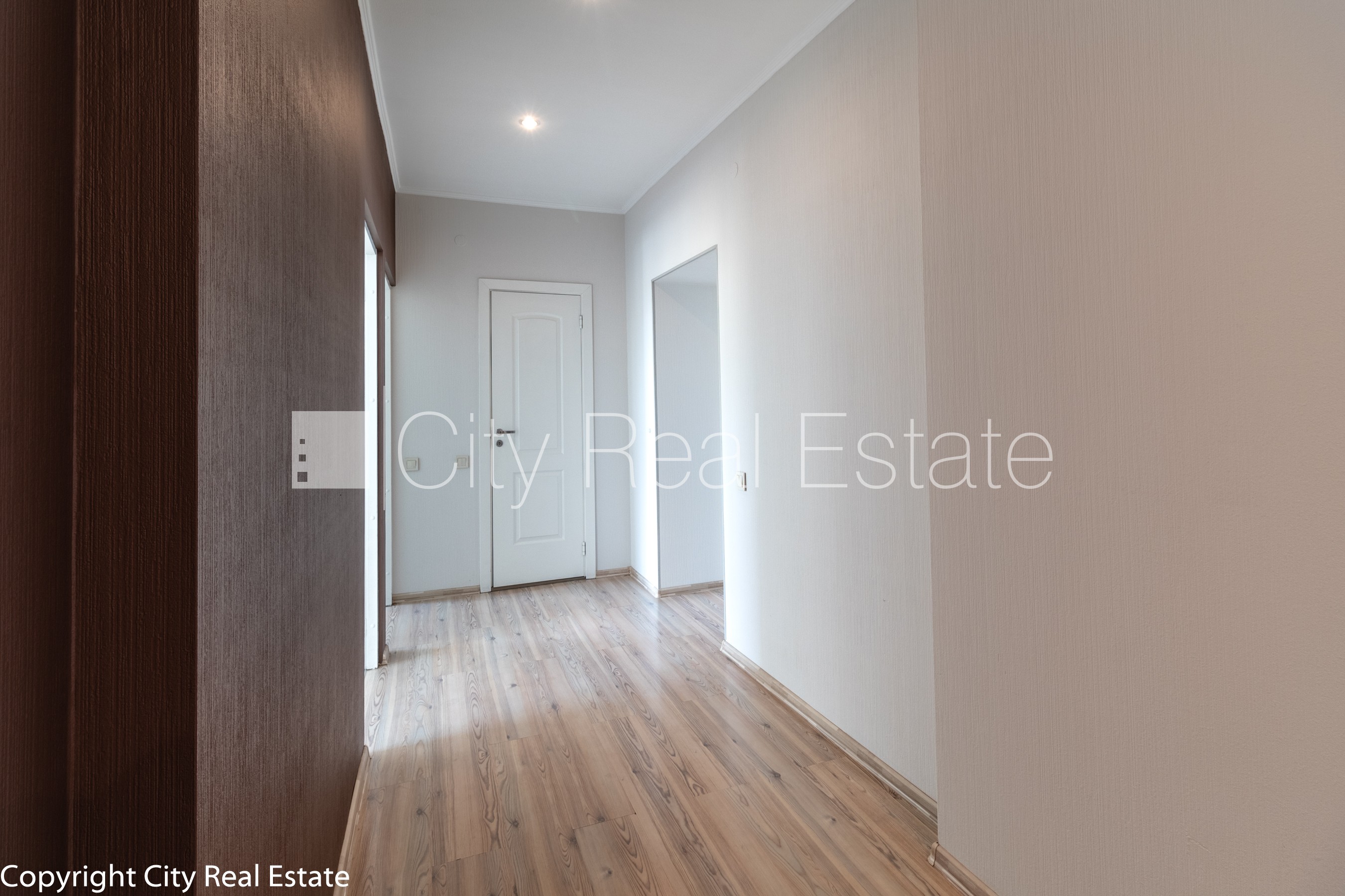 Sludinājumi. Fasādes māja, labiekārtots apzaļumots pagalms, bruģēts piebraucamais ceļš, slēgta teritorija, Cena: 1250 EUR/mēn Foto #25