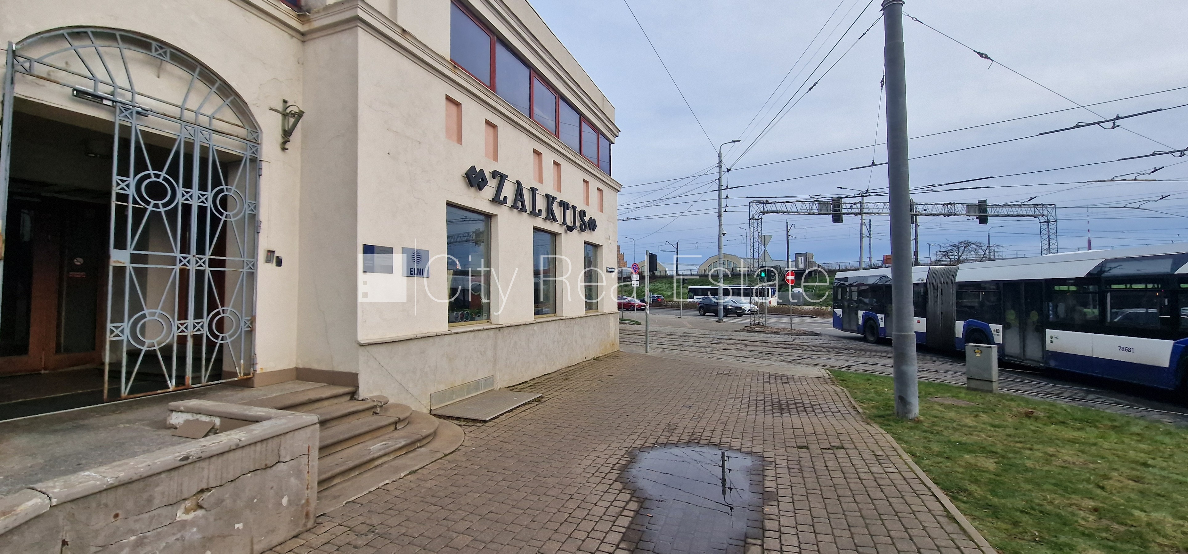 Sludinājumi. Zeme īpašumā, fasādes māja, pagrabstāvā pieejama noliktava, ieeja no ielas un pagalma, ir kravas Cena: 210000 EUR Foto #1