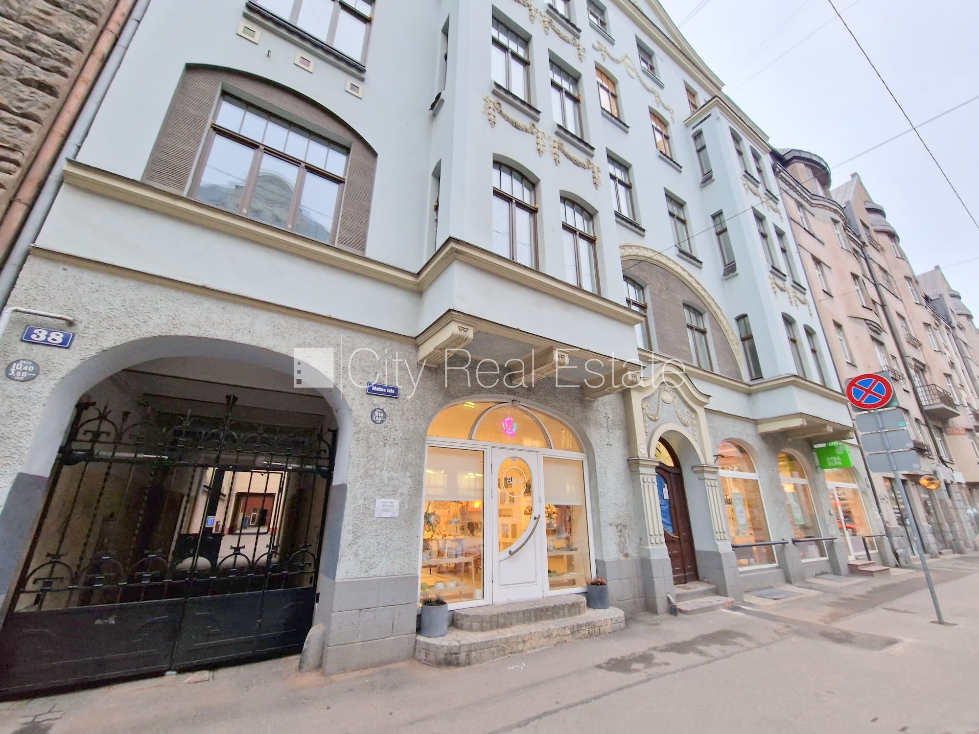 Sludinājumi. Projekts - Matīsa 38, fasādes māja, renovēta māja, slēgts pagalms, ieeja no ielas, kāpņu telpa pēc Cena: 350 EUR/mēn Foto #12