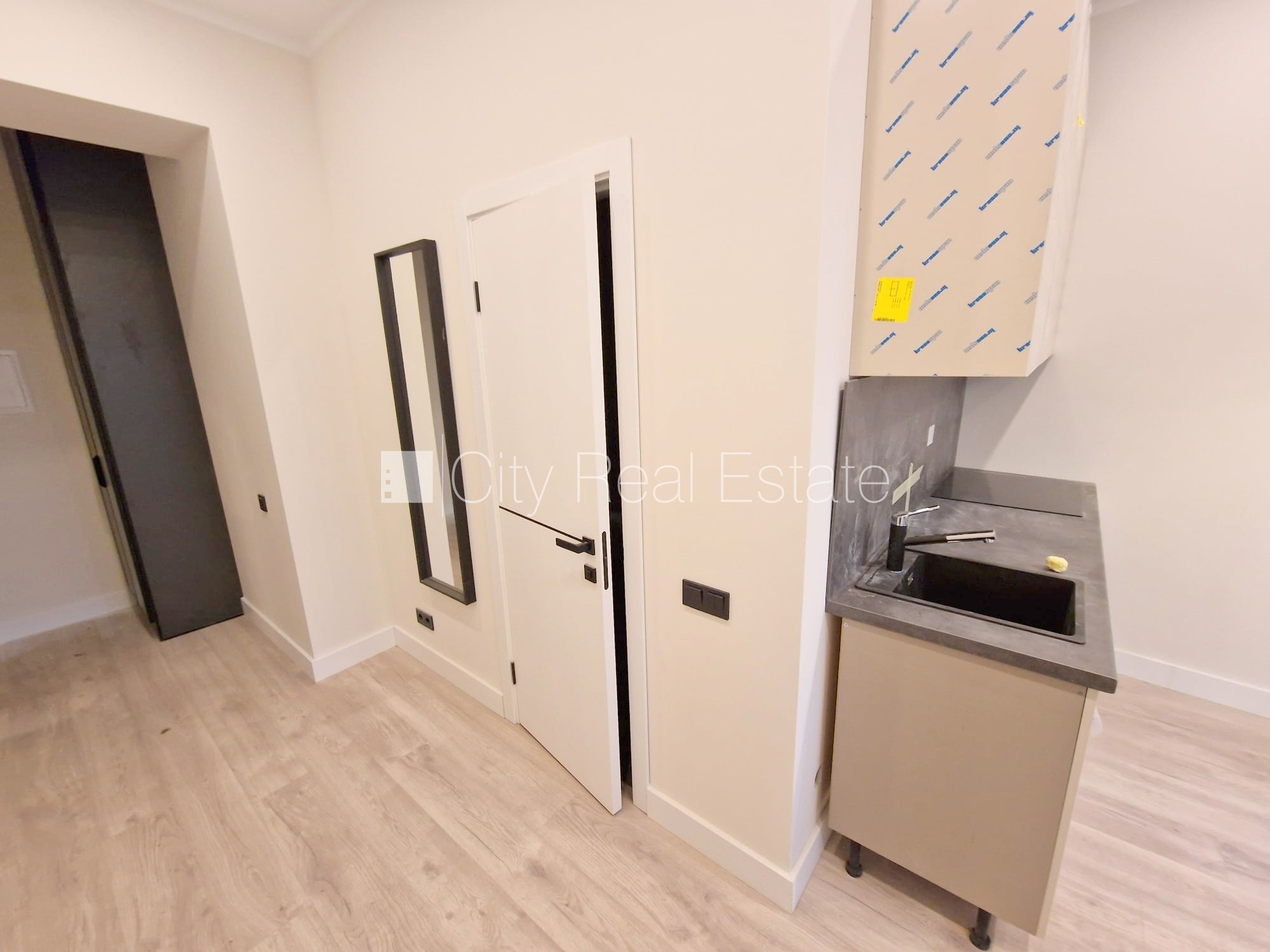 Sludinājumi. Projekts - Matīsa 38, fasādes māja, renovēta māja, slēgts pagalms, ieeja no ielas, kāpņu telpa pēc Cena: 350 EUR/mēn Foto #6