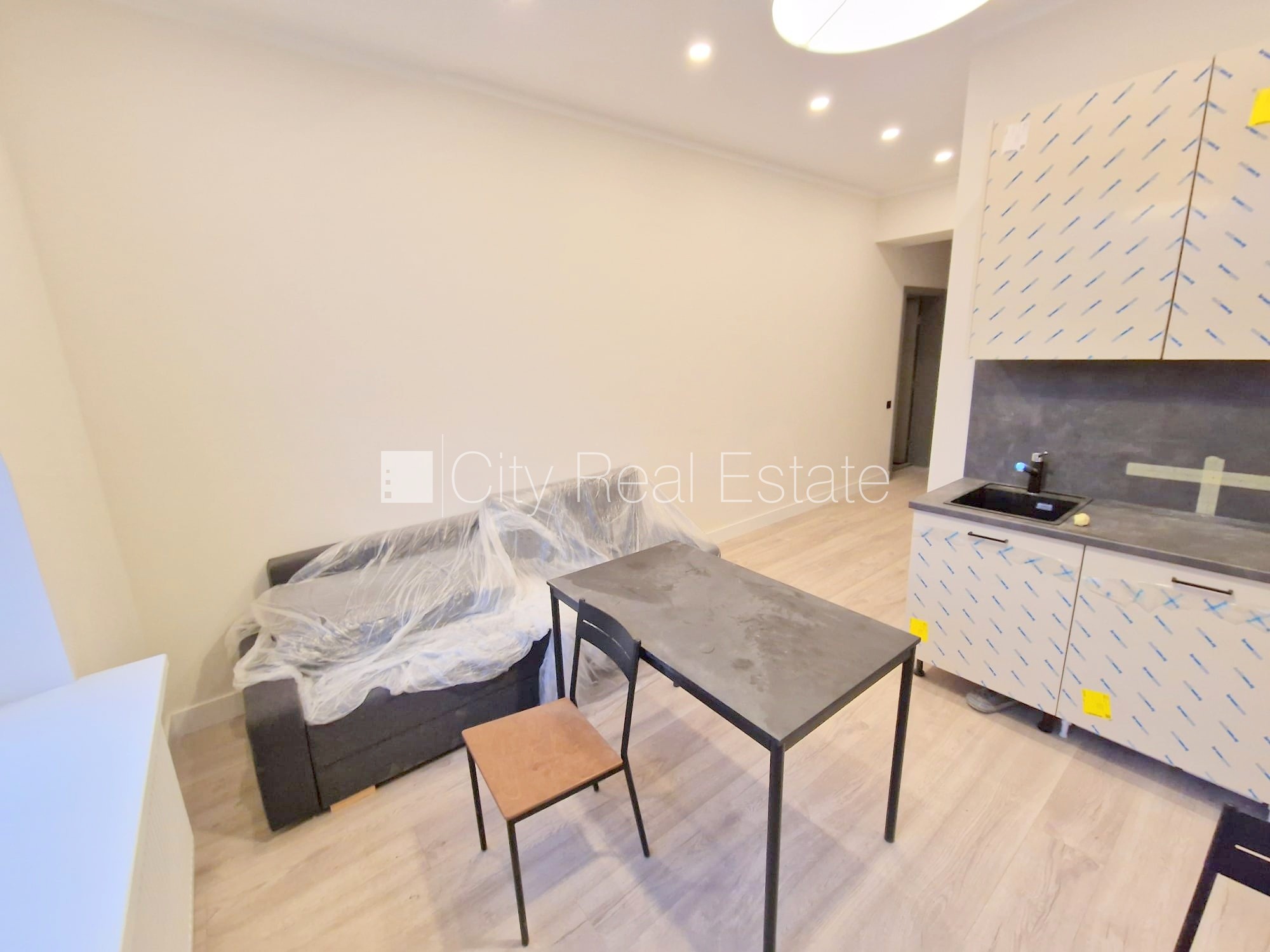 Sludinājumi. Projekts - Matīsa 38, fasādes māja, renovēta māja, slēgts pagalms, ieeja no ielas, kāpņu telpa pēc Cena: 350 EUR/mēn Foto #3