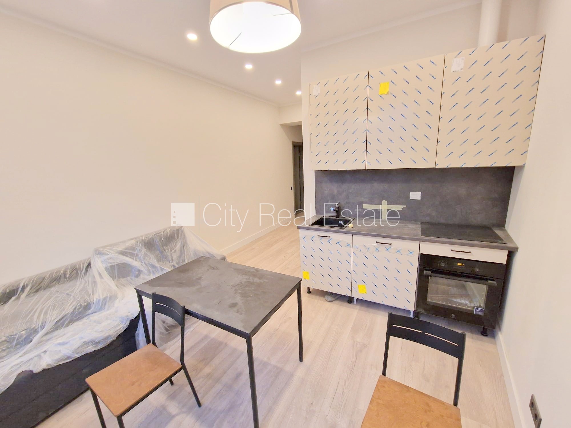 Sludinājumi. Projekts - Matīsa 38, fasādes māja, renovēta māja, slēgts pagalms, ieeja no ielas, kāpņu telpa pēc Cena: 350 EUR/mēn Foto #4