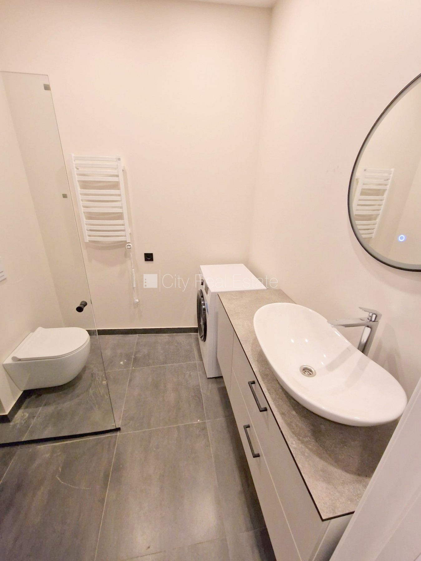 Sludinājumi. Projekts - Matīsa 38, fasādes māja, renovēta māja, slēgts pagalms, ieeja no ielas, kāpņu telpa pēc Cena: 350 EUR/mēn Foto #7