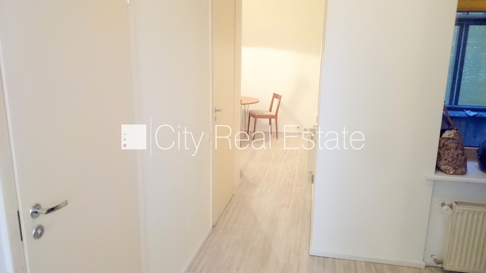 Sludinājumi. Fasādes māja, logi vērsti uz ielas pusi, guļamistabu skaits 1 gab., viena istaba izolēta, studio Cena: 475 EUR/mēn Foto #8