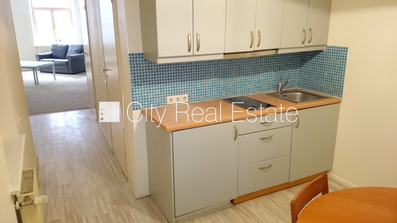 Sludinājumi. Fasādes māja, logi vērsti uz ielas pusi, guļamistabu skaits 1 gab., viena istaba izolēta, studio Cena: 475 EUR/mēn Foto #9