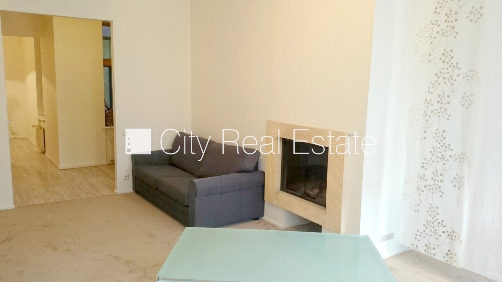 Sludinājumi. Fasādes māja, logi vērsti uz ielas pusi, guļamistabu skaits 1 gab., viena istaba izolēta, studio Cena: 475 EUR/mēn Foto #2