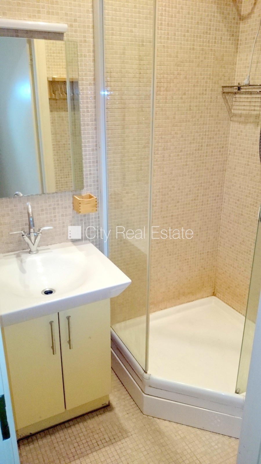 Sludinājumi. Fasādes māja, logi vērsti uz ielas pusi, guļamistabu skaits 1 gab., viena istaba izolēta, studio Cena: 475 EUR/mēn Foto #11