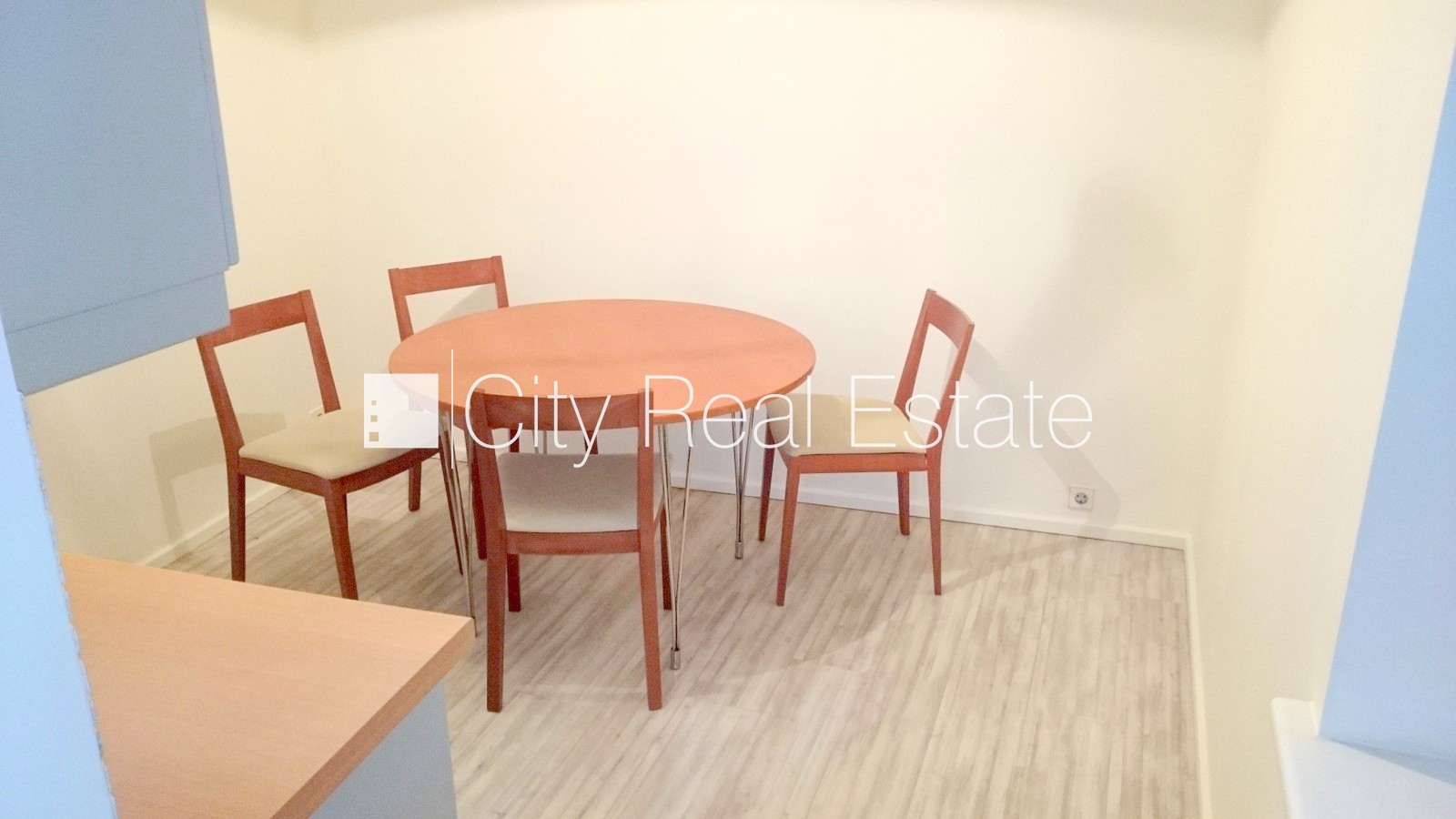 Sludinājumi. Fasādes māja, logi vērsti uz ielas pusi, guļamistabu skaits 1 gab., viena istaba izolēta, studio Cena: 475 EUR/mēn Foto #10