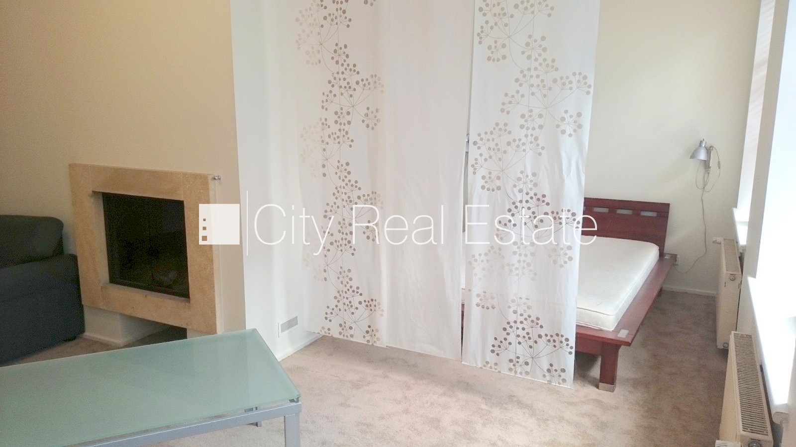 Sludinājumi. Fasādes māja, logi vērsti uz ielas pusi, guļamistabu skaits 1 gab., viena istaba izolēta, studio Cena: 475 EUR/mēn Foto #3