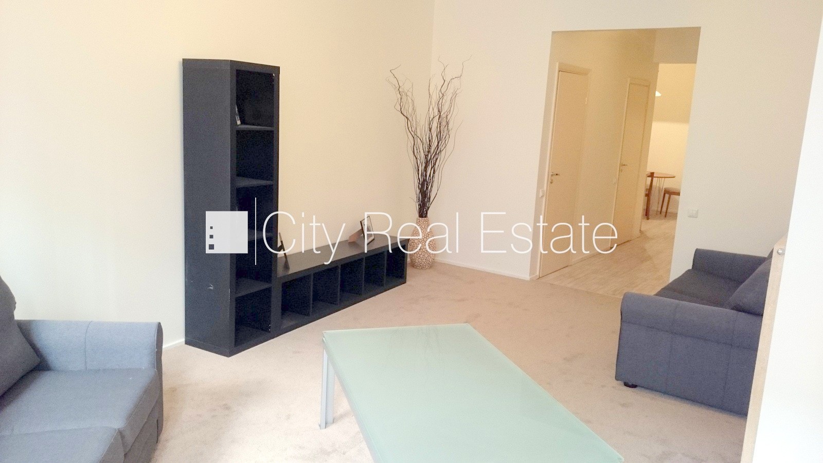 Sludinājumi. Fasādes māja, logi vērsti uz ielas pusi, guļamistabu skaits 1 gab., viena istaba izolēta, studio Cena: 475 EUR/mēn Foto #6