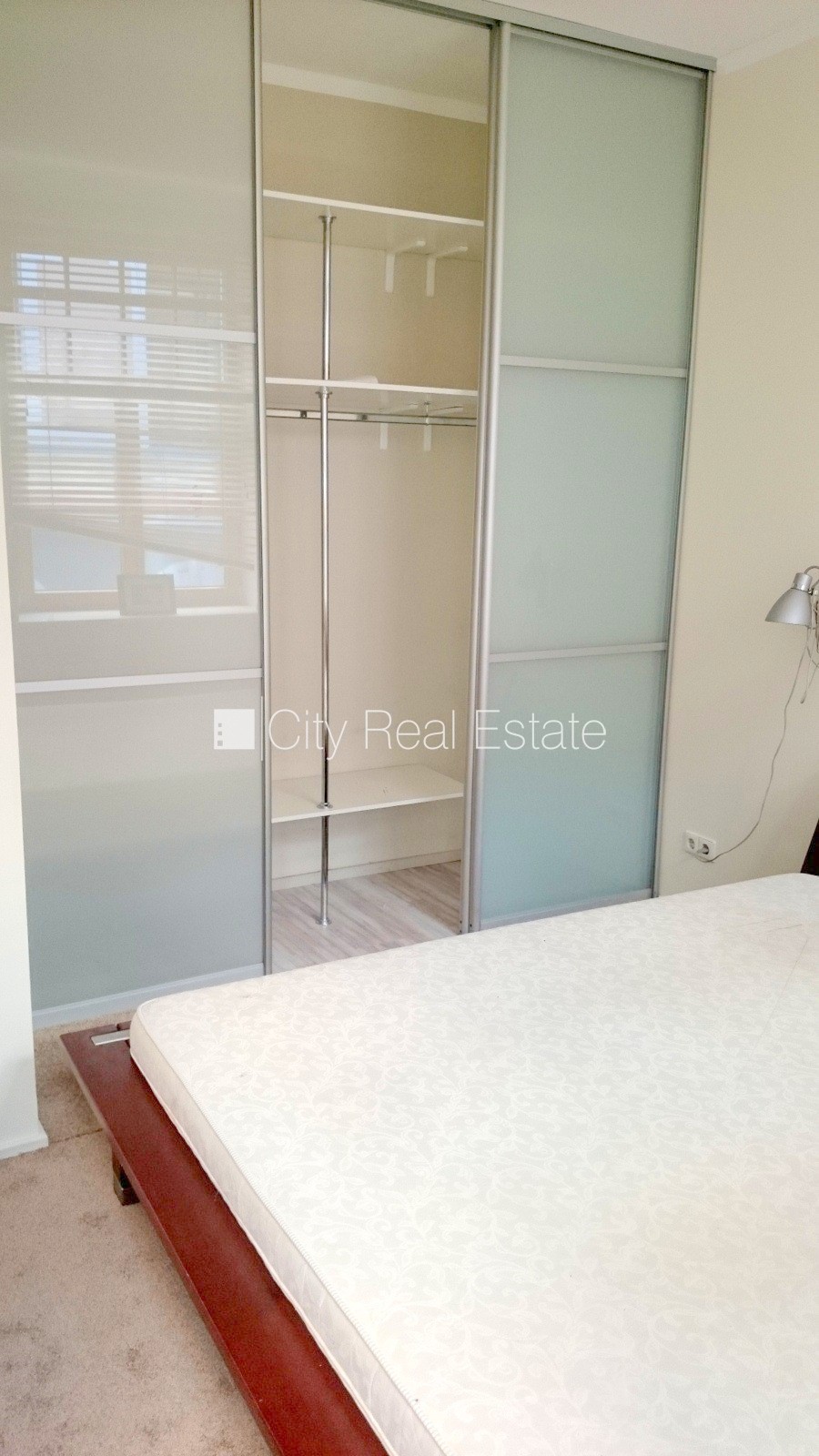 Sludinājumi. Fasādes māja, logi vērsti uz ielas pusi, guļamistabu skaits 1 gab., viena istaba izolēta, studio Cena: 475 EUR/mēn Foto #5