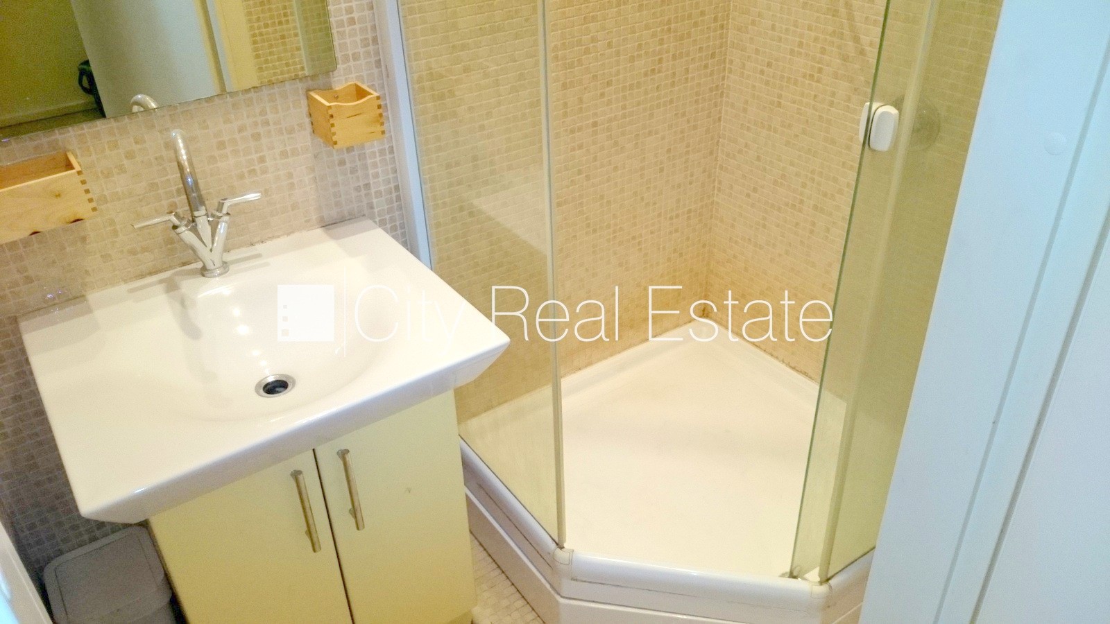 Sludinājumi. Fasādes māja, logi vērsti uz ielas pusi, guļamistabu skaits 1 gab., viena istaba izolēta, studio Cena: 475 EUR/mēn Foto #12