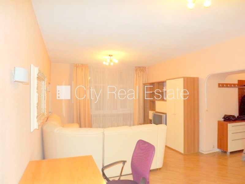 Sludinājumi. Fasādes māja, renovēta māja, ieeja no pagalma, ir lifts, logi vērsti uz ielas pusi, guļamistabu Cena: 900 EUR/mēn Foto #2