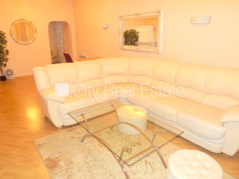 Sludinājumi. Fasādes māja, renovēta māja, ieeja no pagalma, ir lifts, logi vērsti uz ielas pusi, guļamistabu Cena: 900 EUR/mēn Foto #3